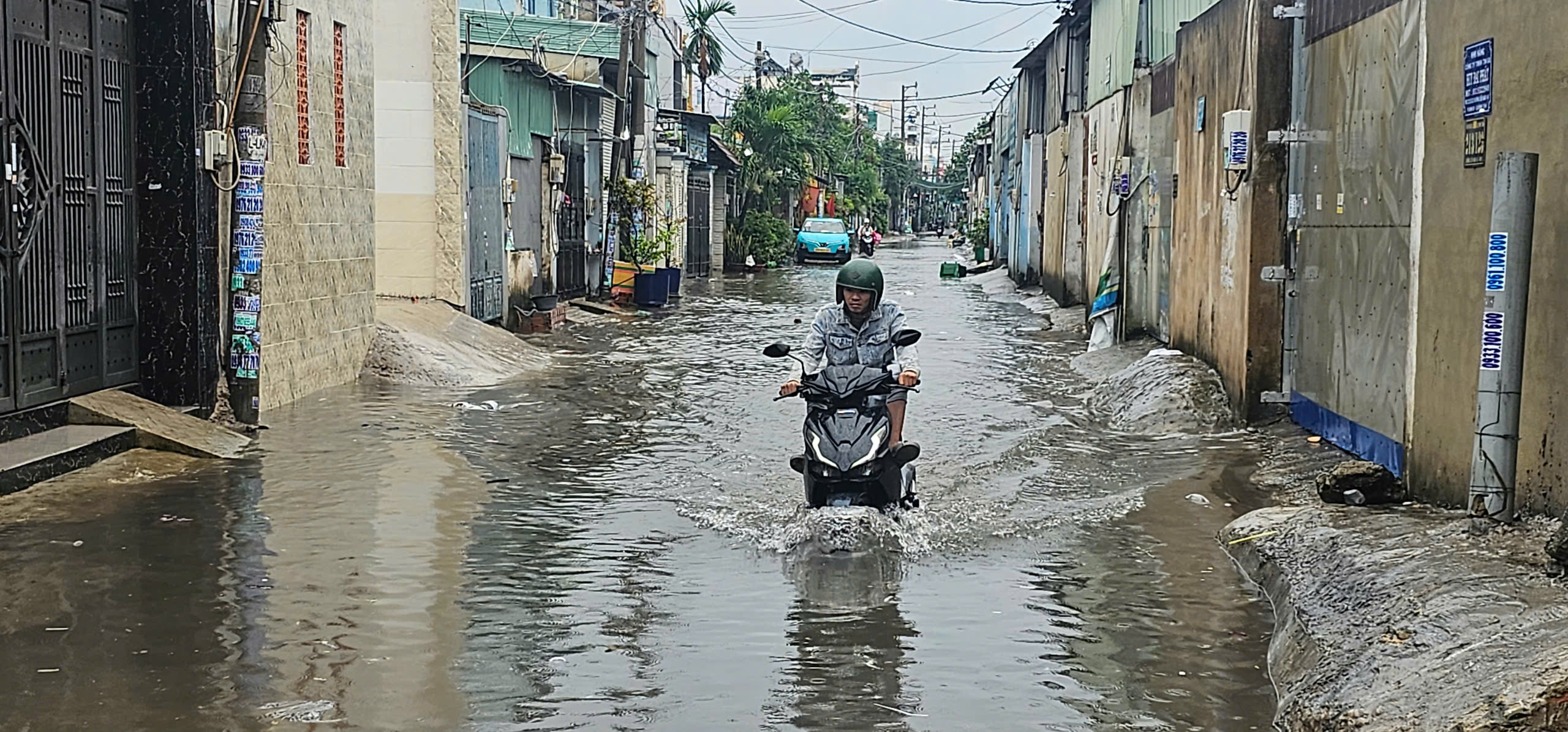 TP.HCM: Ngập sâu, người đi đường 'chôn chân' chờ nước rút - Ảnh 3. TP.HCM: Ngập sâu, người đi đường 'chôn chân' chờ nước rút - Ảnh 3.