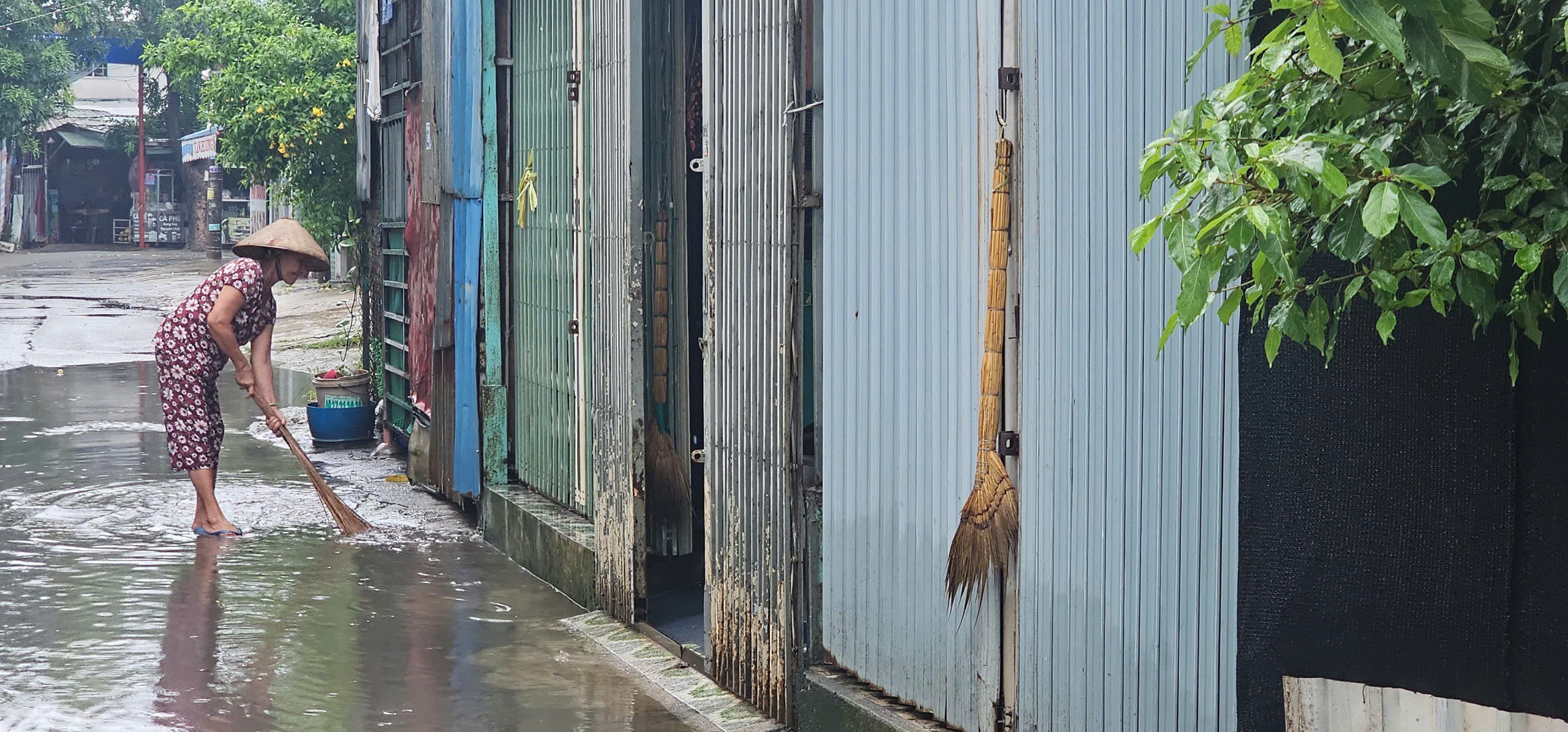 TP.HCM: Ngập sâu, người đi đường 'chôn chân' chờ nước rút - Ảnh 4. TP.HCM: Ngập sâu, người đi đường 'chôn chân' chờ nước rút - Ảnh 4.
