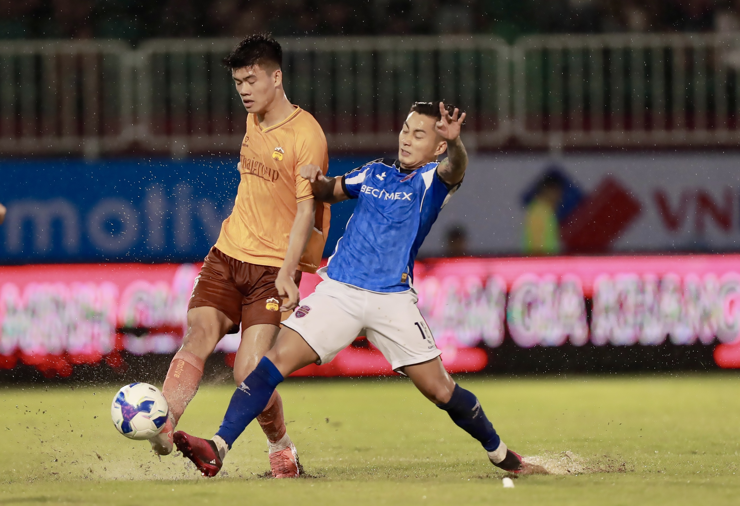 V-League: HAGL gặp lịch thi đấu siêu khó, cần 'phép màu' để thoát đáy bảng - Ảnh 1.