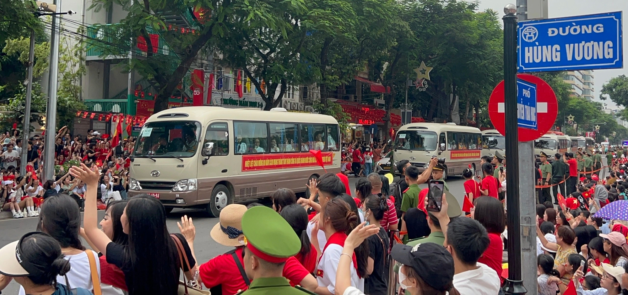 Người dân chọn chỗ đẹp, háo hức đợi từ trưa đến tối để xem tổng hợp luyện - Ảnh 9.