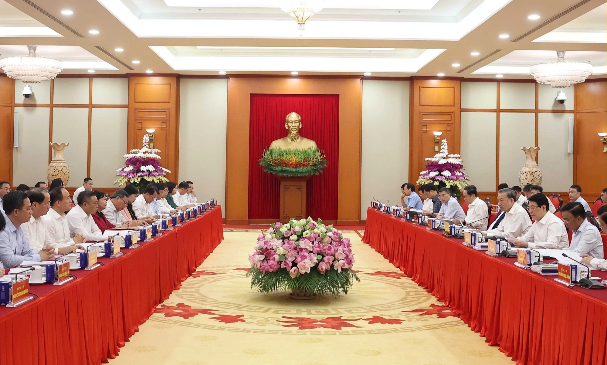 Bộ Chính trị cho ý kiến đề án nhân sự đại hội Đảng bộ Hà Nội, TP.HCM - Ảnh 2.