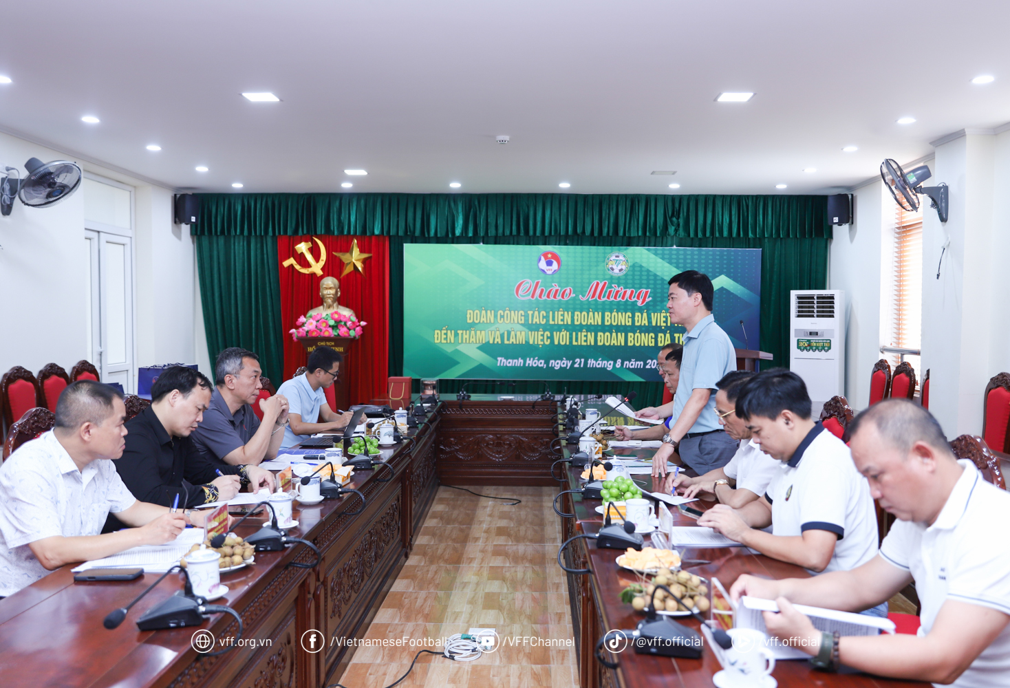 VFF-president besøker Thanh Hoa fotballforbund i håp om å få flere talenter til landslaget - Bilde 1. Chủ tịch VFF thăm LĐBĐ Thanh Hóa, mong có thêm tài năng cho đội tuyển quốc gia- Ảnh 1.