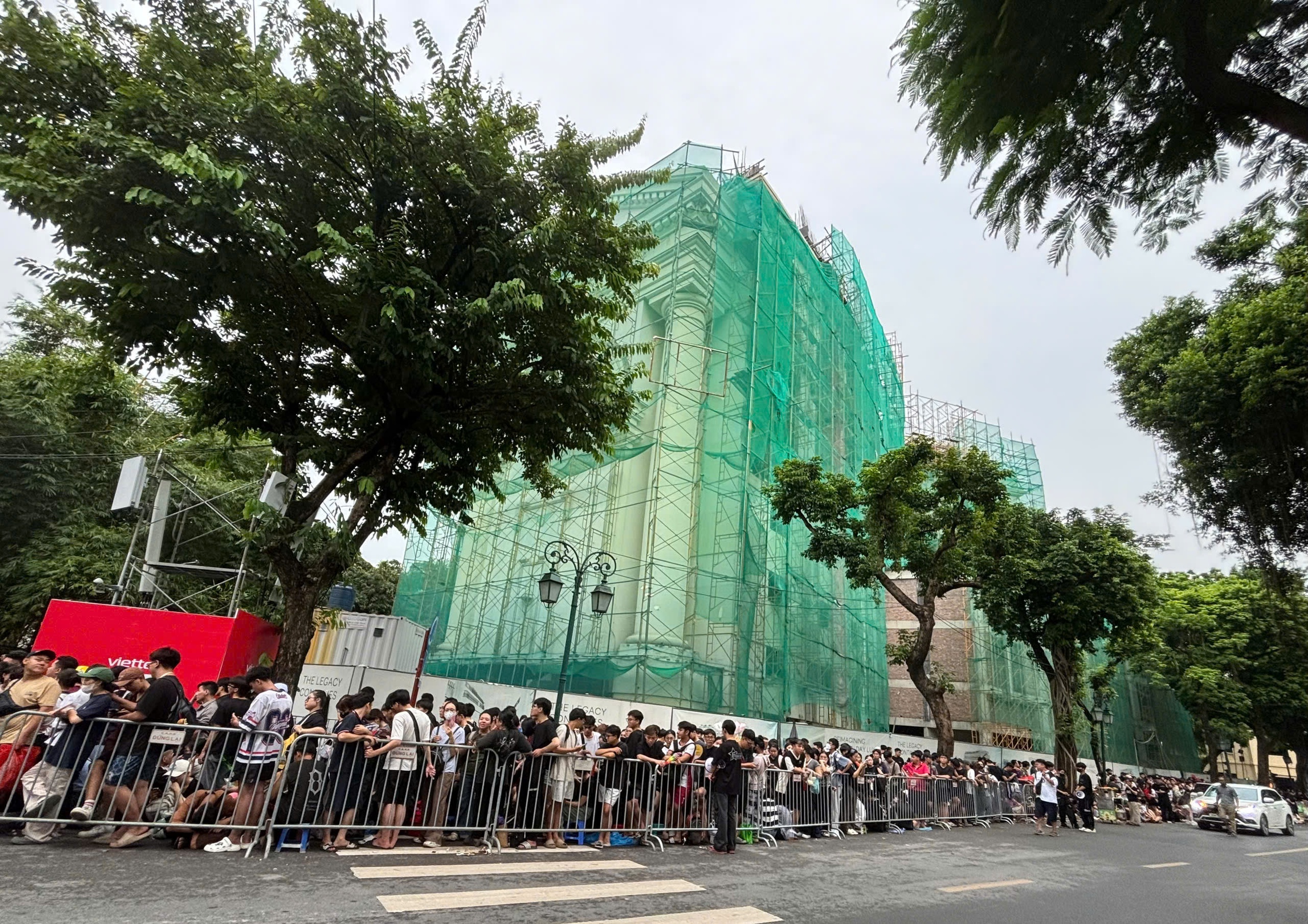 Trắng đêm chờ vé concert ' Việt Nam trong tôi ' giữa Hà Nội mát mẻ - Ảnh 5.