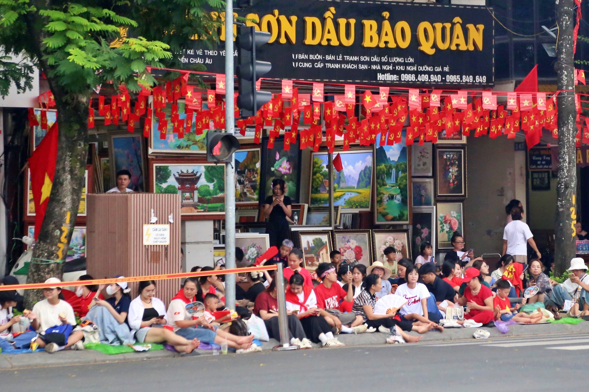 Người dân đợi 8 tiếng để có chỗ đẹp xem tổng hợp luyện tối nay- Ảnh 6.