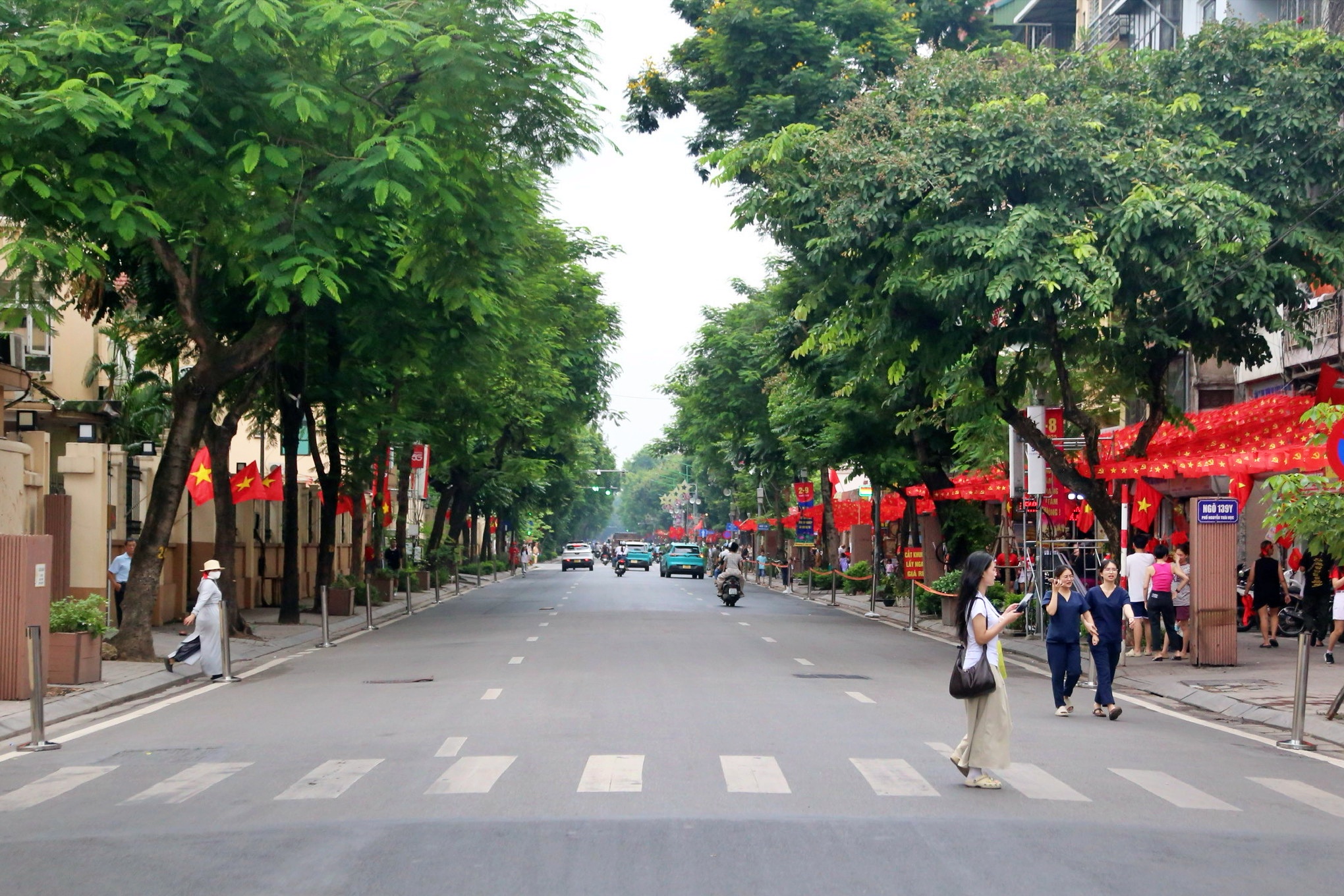 Người dân đợi 8 tiếng để có chỗ đẹp xem tổng hợp luyện tối nay- Ảnh 8.