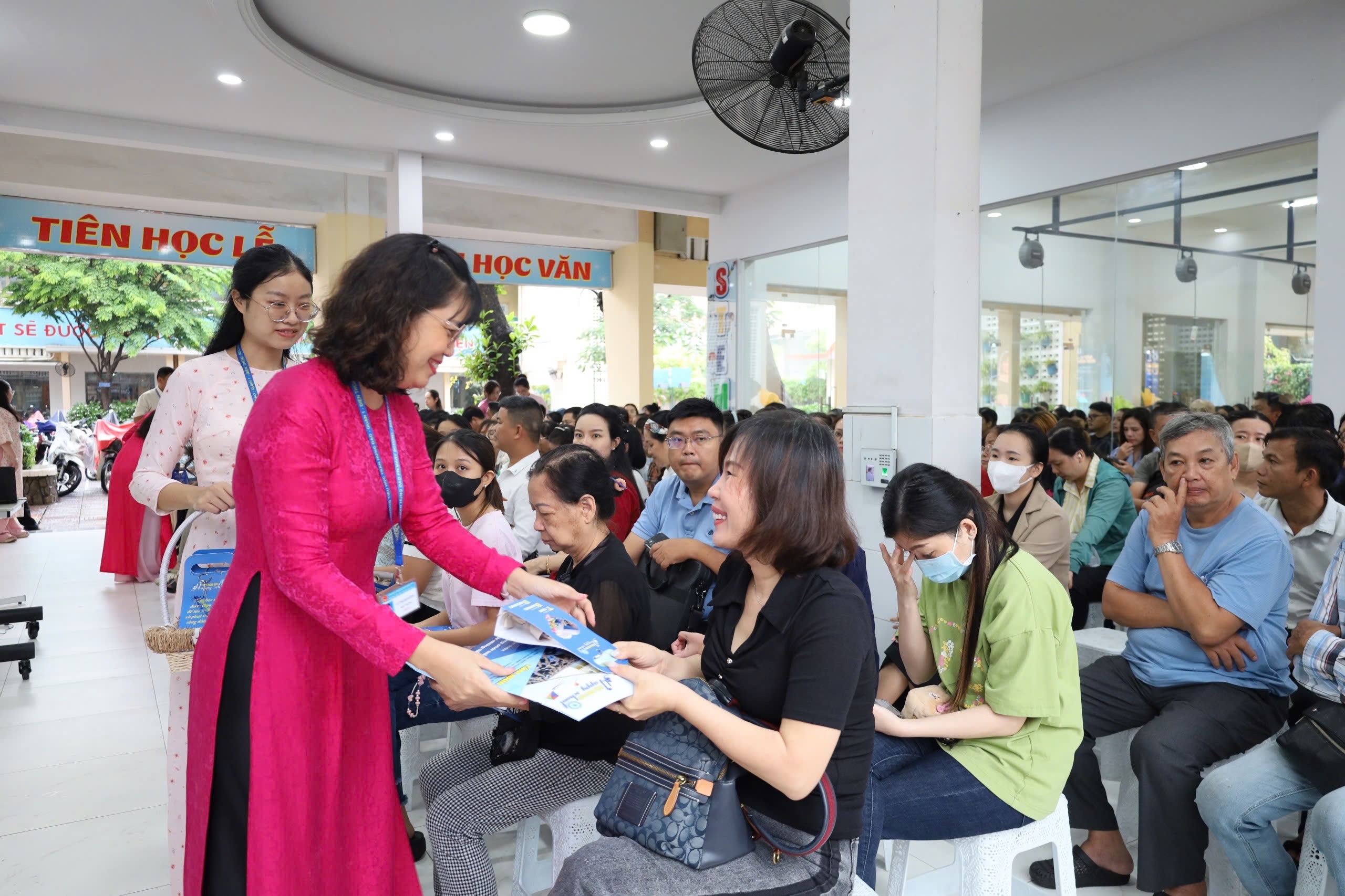 Cô hiệu trưởng gửi thư cảm ơn phụ huynh lớp 1 trong ngày tựu trường - Ảnh 2.