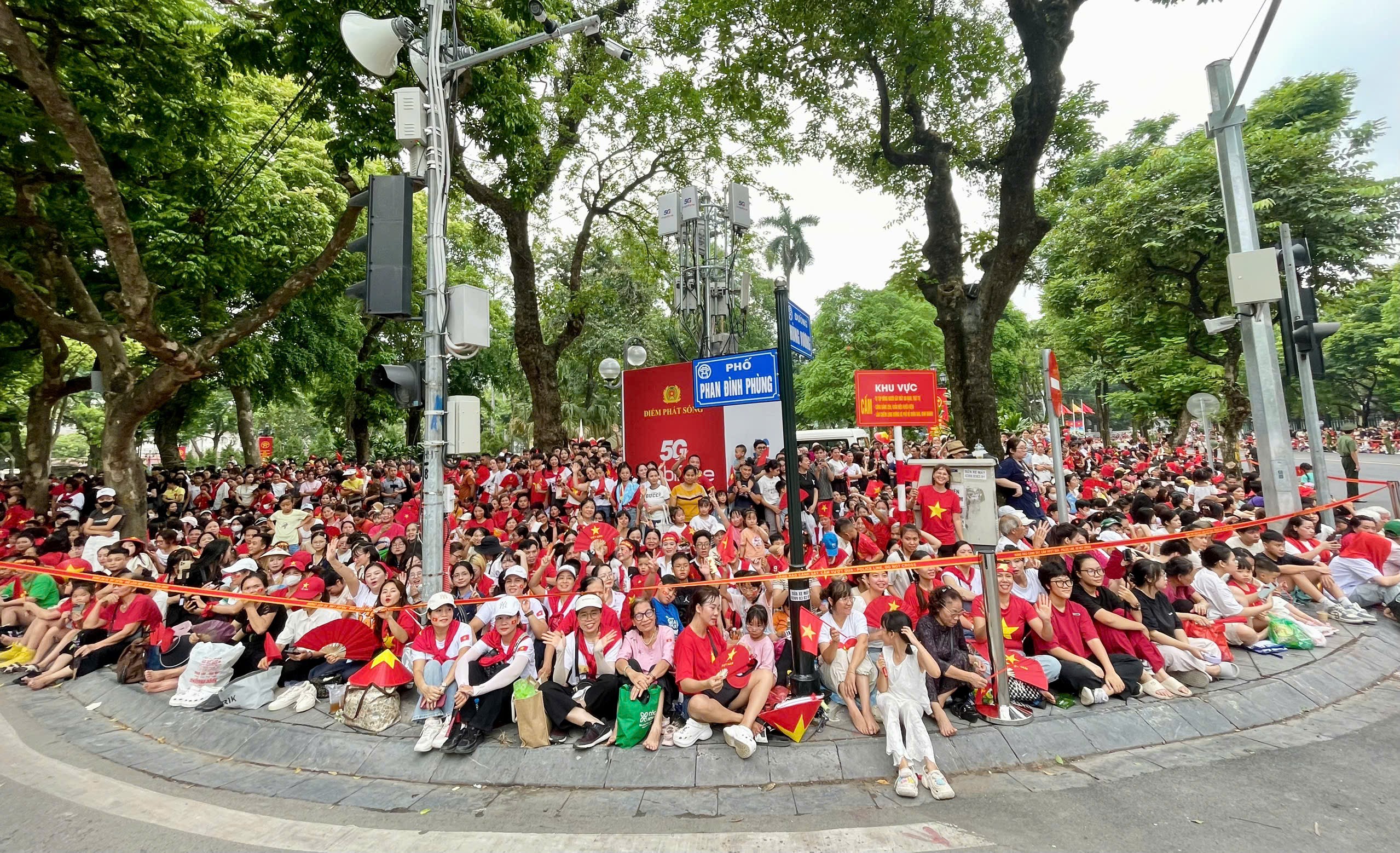 Người dân hò reo, cổ vũ lực lượng tham gia tổng hợp luyện diễu binh - Ảnh 3.