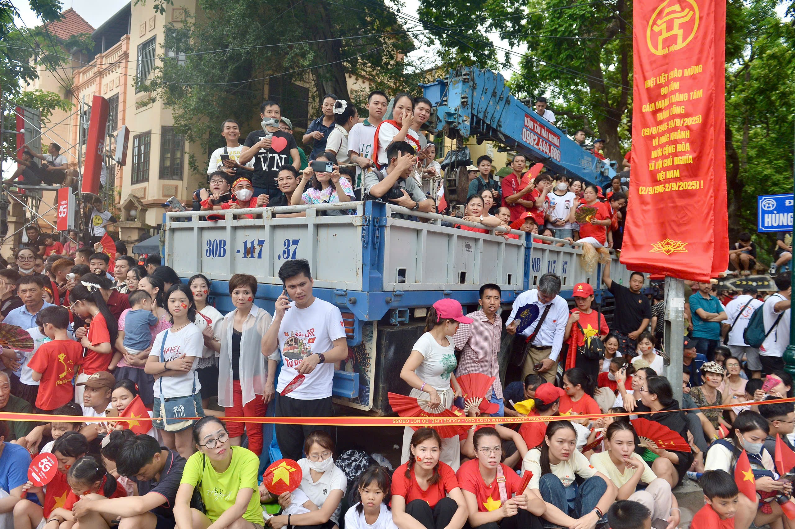 Người dân hò reo, cổ vũ lực lượng tham gia tổng hợp luyện diễu binh - Ảnh 8.