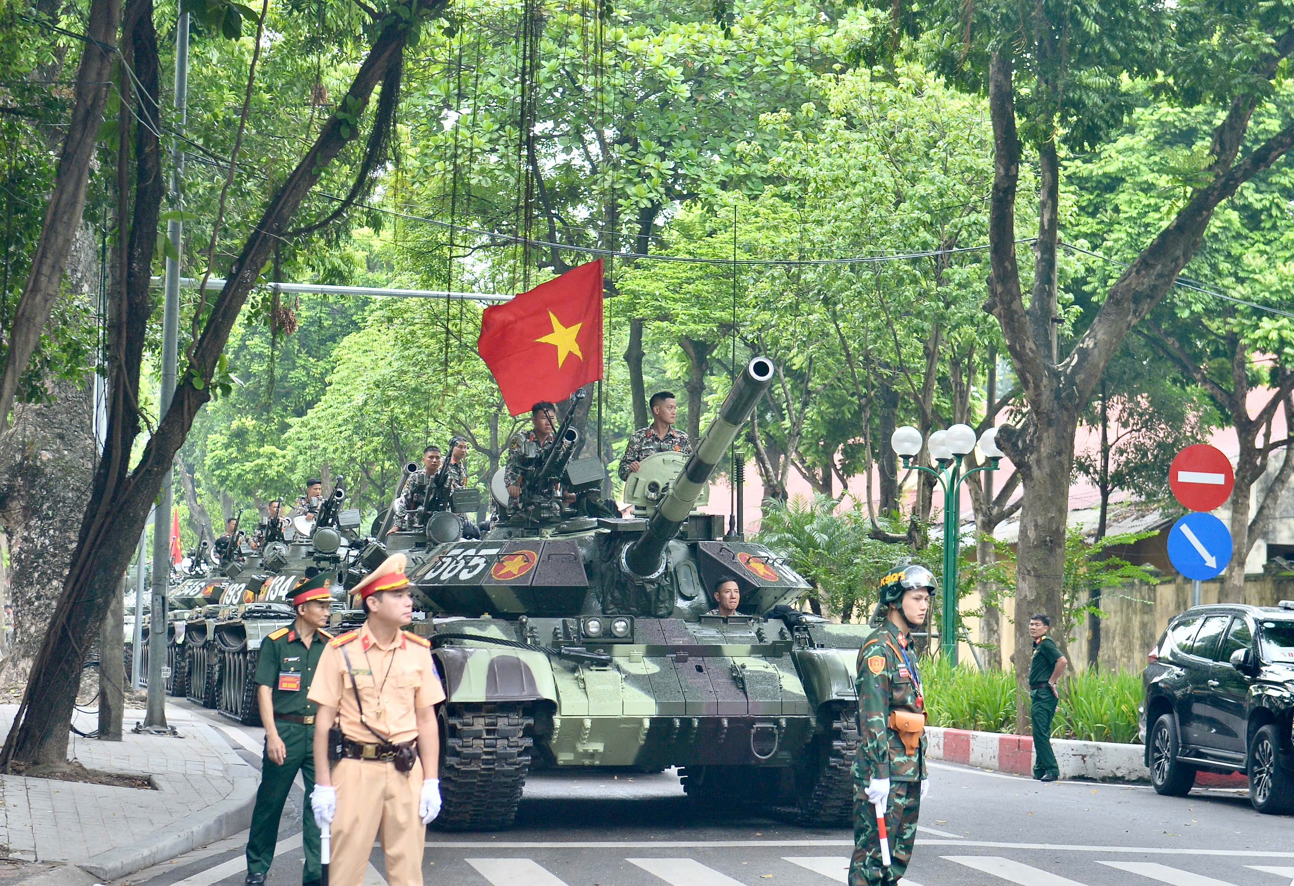 Người dân hò reo, cổ vũ lực lượng tham gia tổng hợp luyện diễu binh - Ảnh 11.