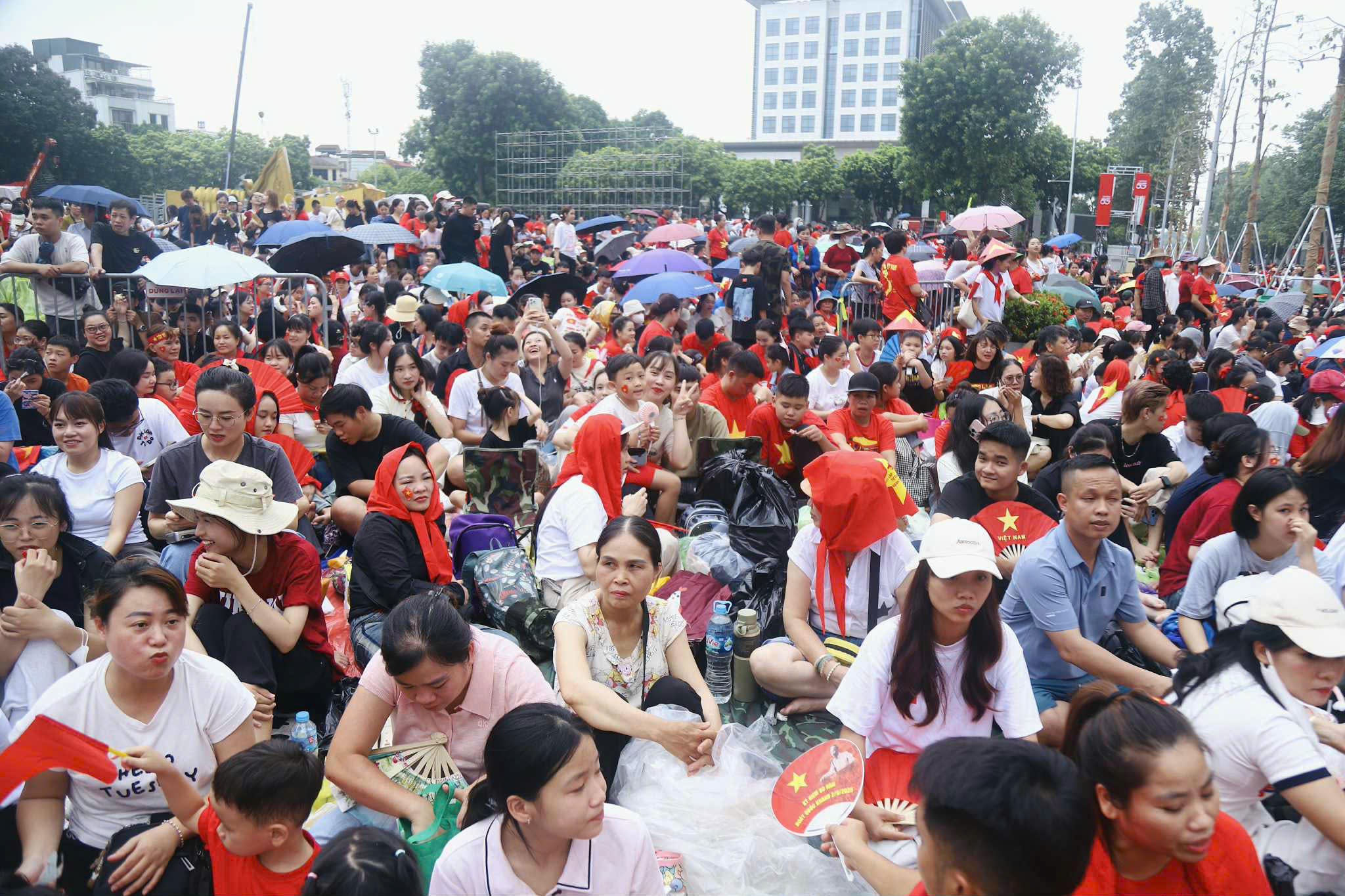 Người dân hò reo, cổ vũ lực lượng tham gia tổng hợp luyện diễu binh - Ảnh 2.