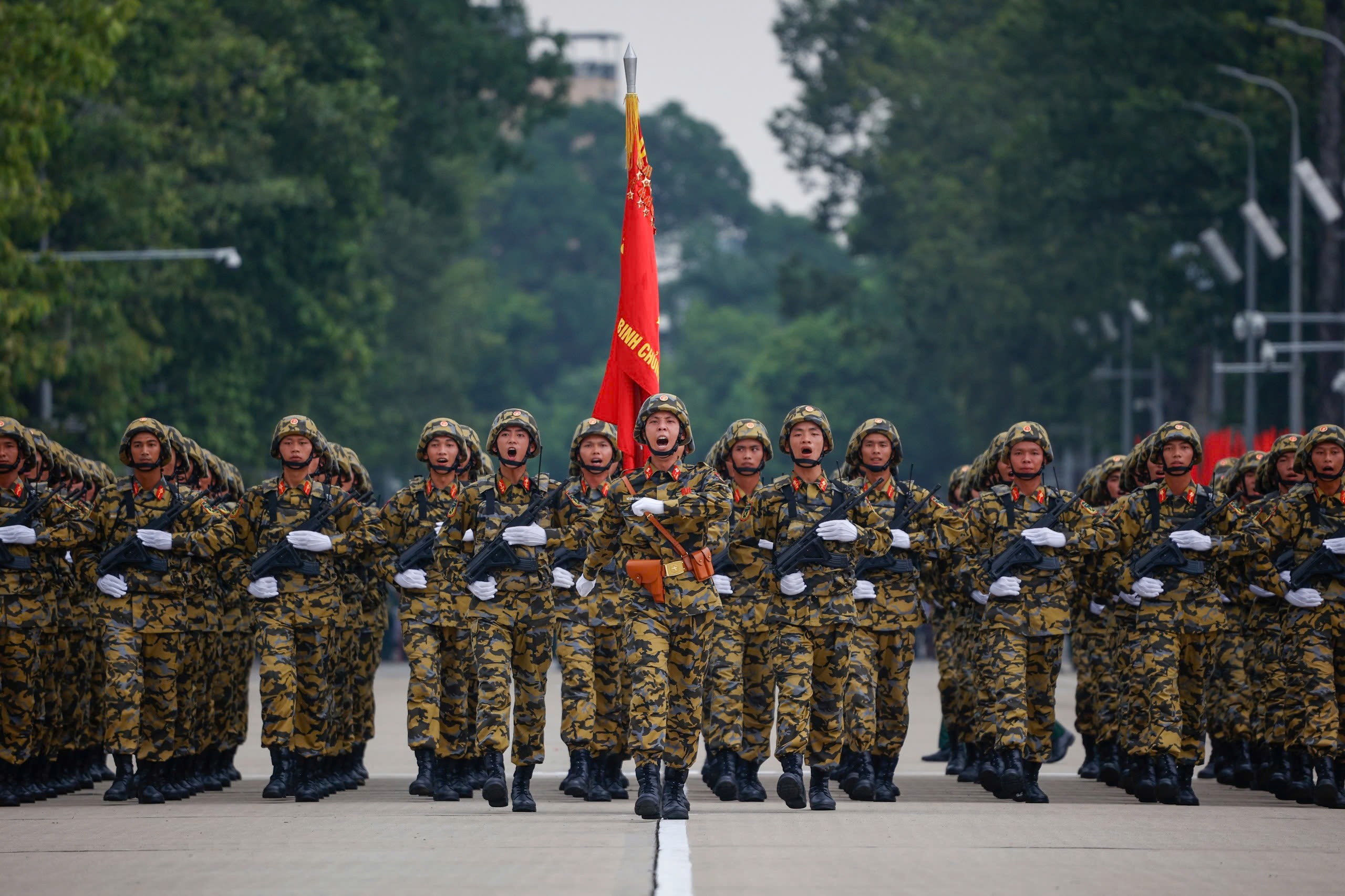 Người dân hò reo, cổ vũ lực lượng tham gia tổng hợp luyện diễu binh - Ảnh 14.