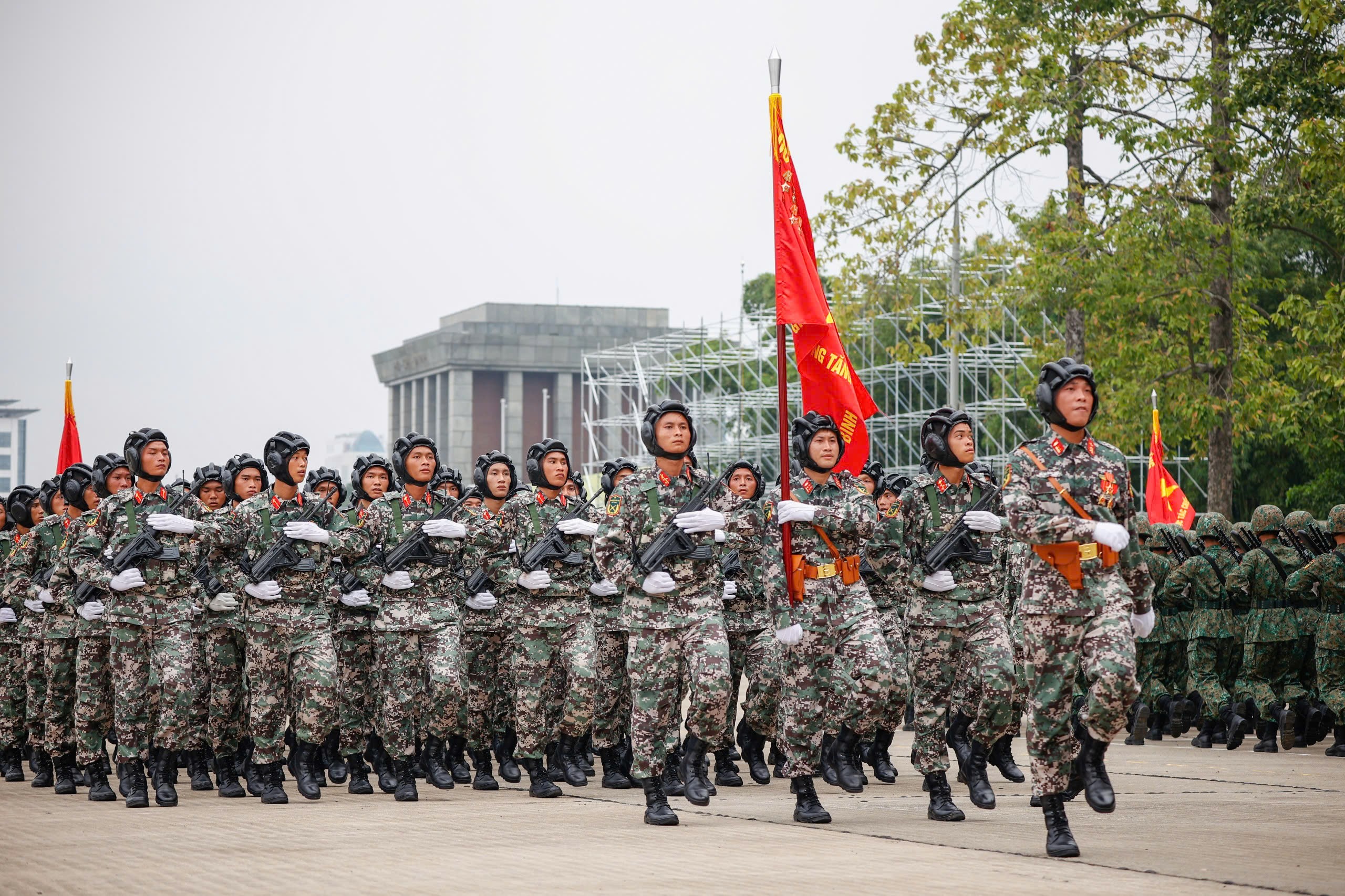 Người dân hò reo, cổ vũ lực lượng tham gia tổng hợp luyện diễu binh - Ảnh 12.