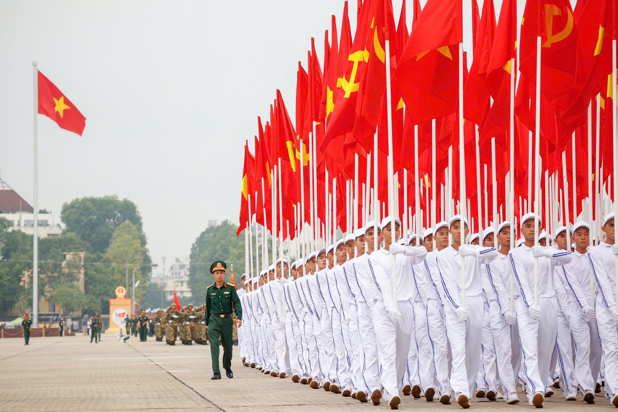 Người dân hò reo, cổ vũ lực lượng tham gia tổng hợp luyện diễu binh - Ảnh 15.