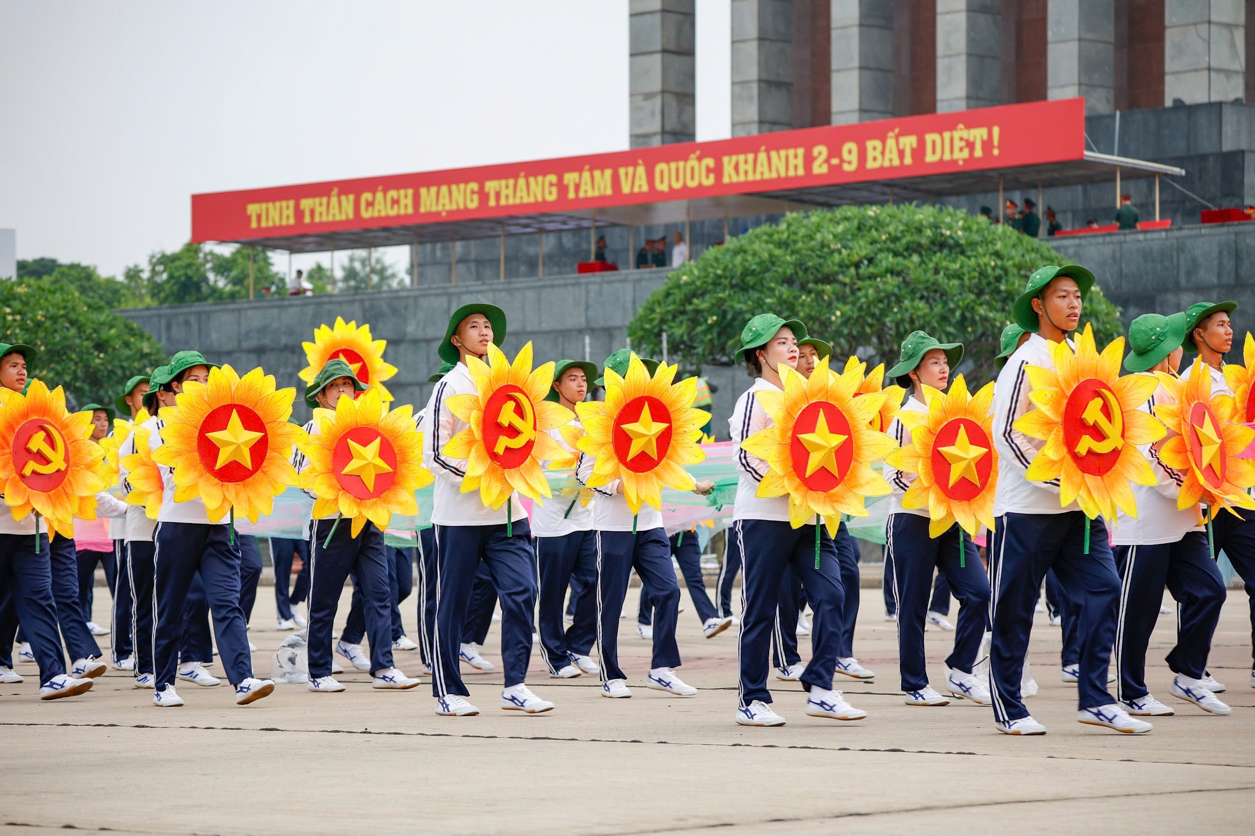 Người dân hò reo, cổ vũ lực lượng tham gia tổng hợp luyện diễu binh - Ảnh 16.