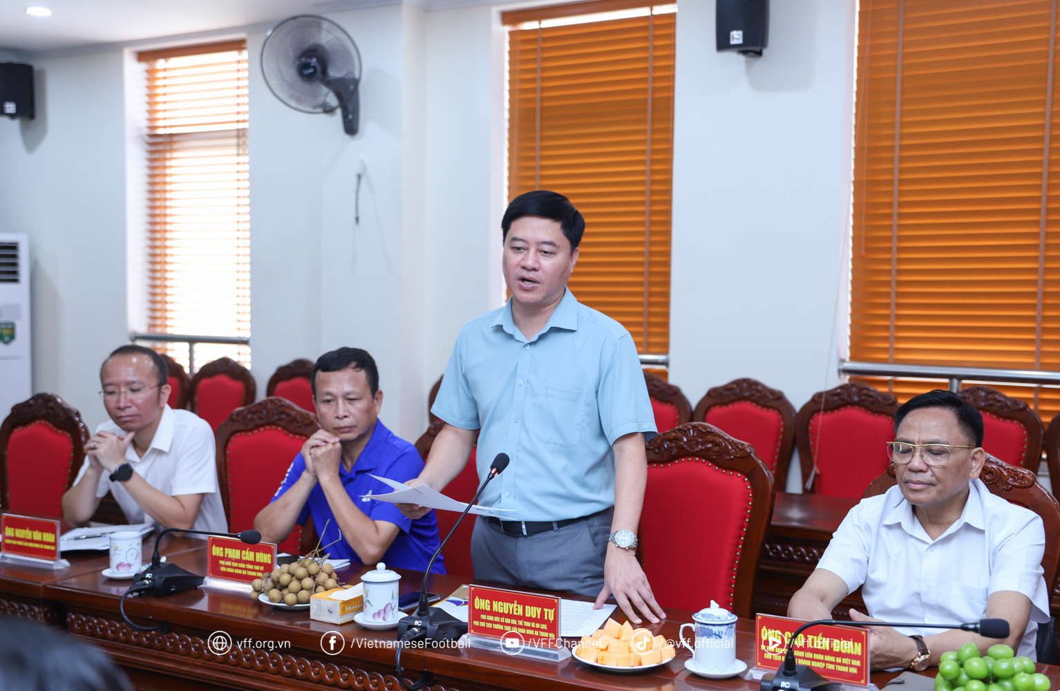 VFF-president besøker Thanh Hoa fotballforbund i håp om å få flere talenter til landslaget - Bilde 2. Chủ tịch VFF thăm LĐBĐ Thanh Hóa, mong có thêm tài năng cho đội tuyển quốc gia- Ảnh 2.