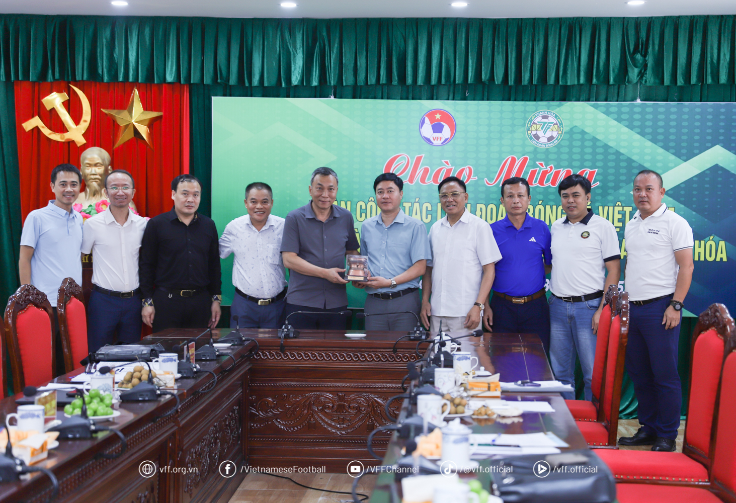 VFF-president besøker Thanh Hoa fotballforbund i håp om å få flere talenter til landslaget - Bilde 6. Chủ tịch VFF thăm LĐBĐ Thanh Hóa, mong có thêm tài năng cho đội tuyển quốc gia- Ảnh 6.