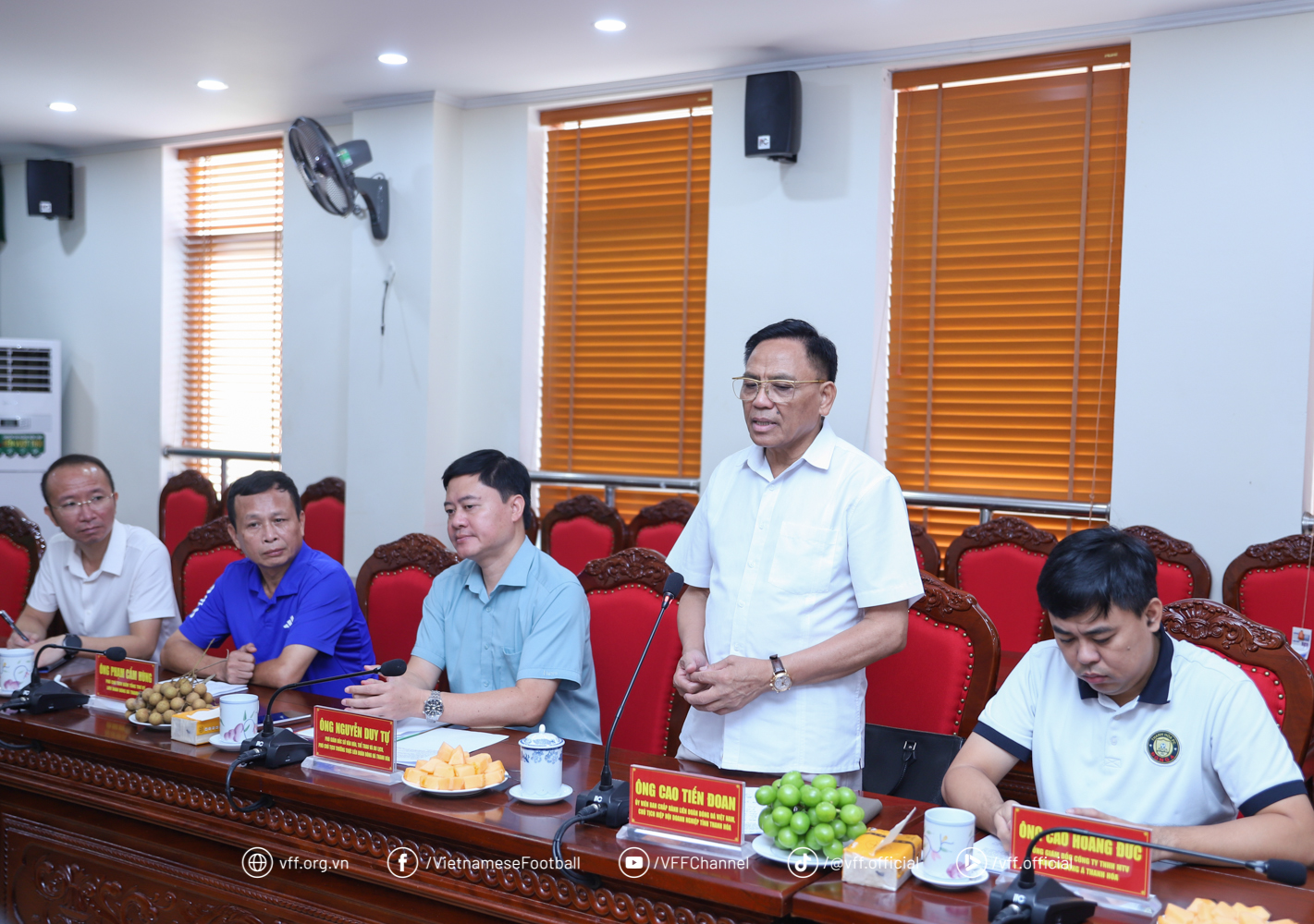 VFF-president besøker Thanh Hoa fotballforbund i håp om å få flere talenter til landslaget - Bilde 3. Chủ tịch VFF thăm LĐBĐ Thanh Hóa, mong có thêm tài năng cho đội tuyển quốc gia- Ảnh 3.