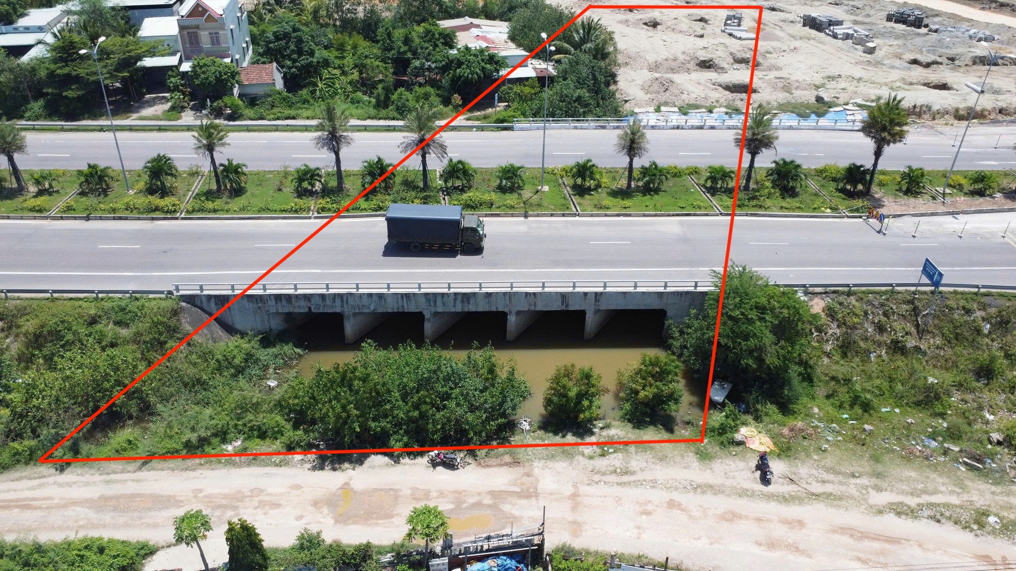 Đồng ruộng ngập nước v&igrave; cống tho&aacute;t lũ bị chặn- Ảnh 3.