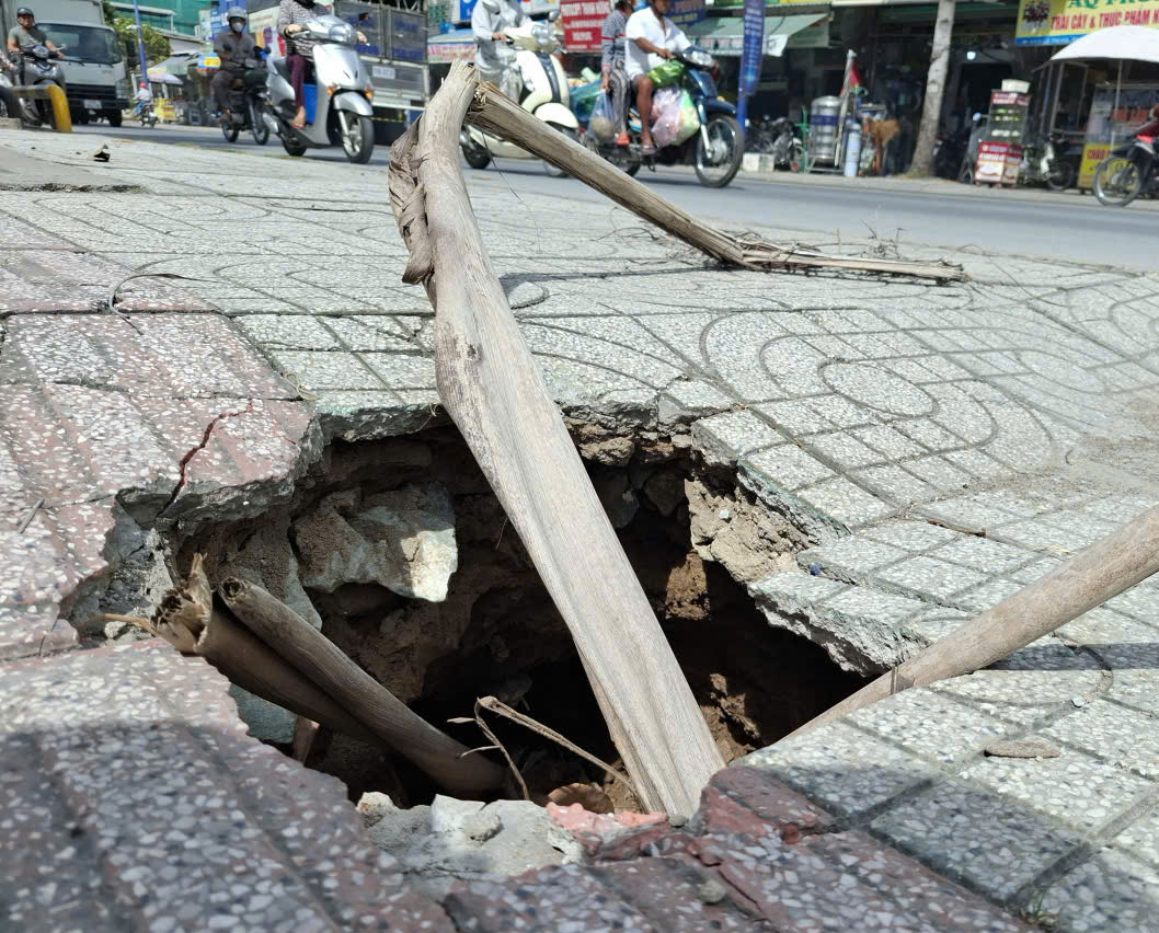 Vỉa hè bị sụt hố, nguy hiểm- Ảnh 1.