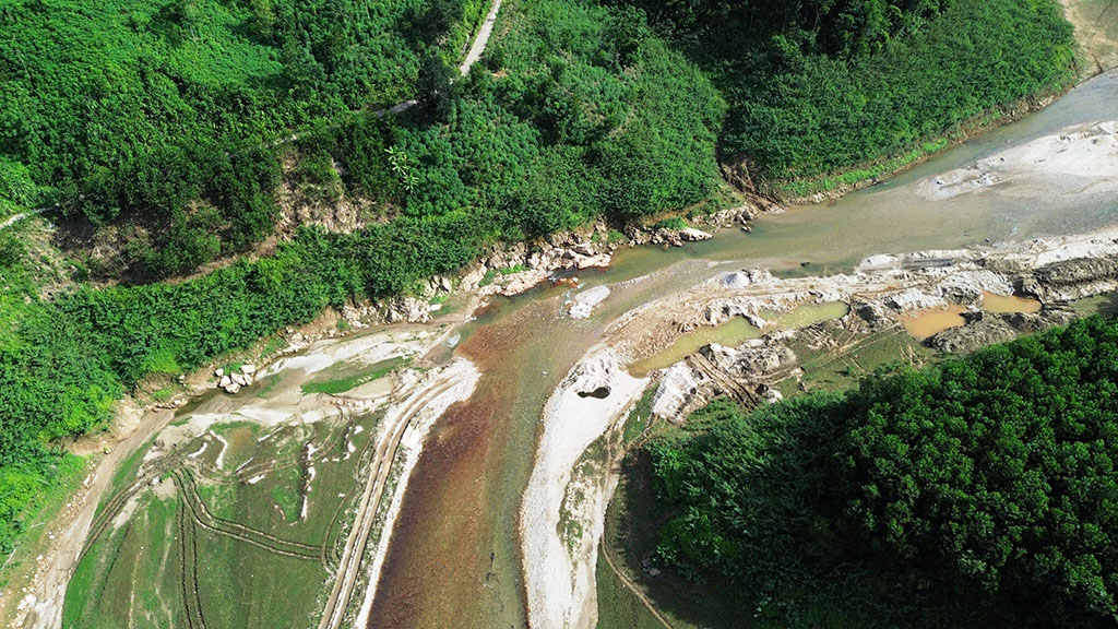 Sông Nước Xa bị 'xẻ thịt' công khai - Ảnh 1. Sông Nước Xa bị 'xẻ thịt' công khai - Ảnh 1.