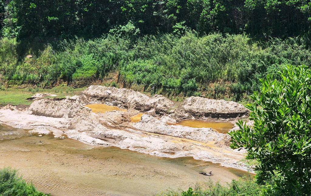 Sông Nước Xa bị 'xẻ thịt' công khai - Ảnh 2. Sông Nước Xa bị 'xẻ thịt' công khai - Ảnh 2.