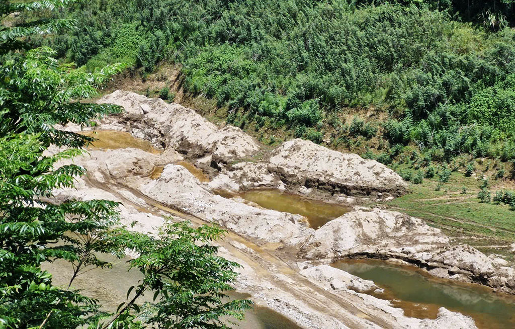 Sông Nước Xa bị 'xẻ thịt' công khai - Ảnh 3. Sông Nước Xa bị 'xẻ thịt' công khai - Ảnh 3.