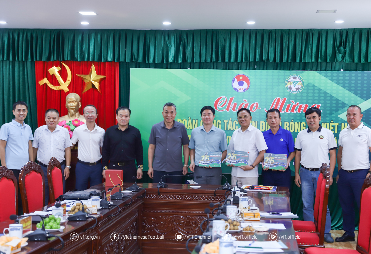 VFF-president besøker Thanh Hoa fotballforbund i håp om å få flere talenter til landslaget - Bilde 7. Chủ tịch VFF thăm LĐBĐ Thanh Hóa, mong có thêm tài năng cho đội tuyển quốc gia- Ảnh 7.