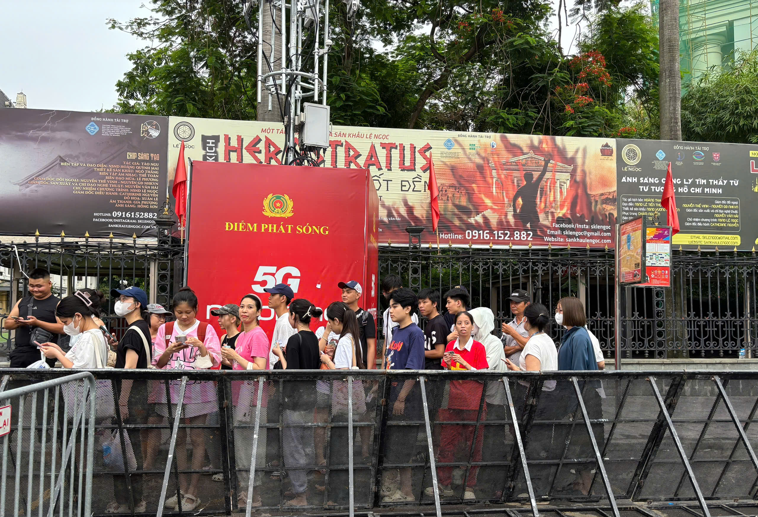 Trắng đêm chờ vé concert ' Việt Nam trong tôi ' giữa Hà Nội mát mẻ - Ảnh 7.