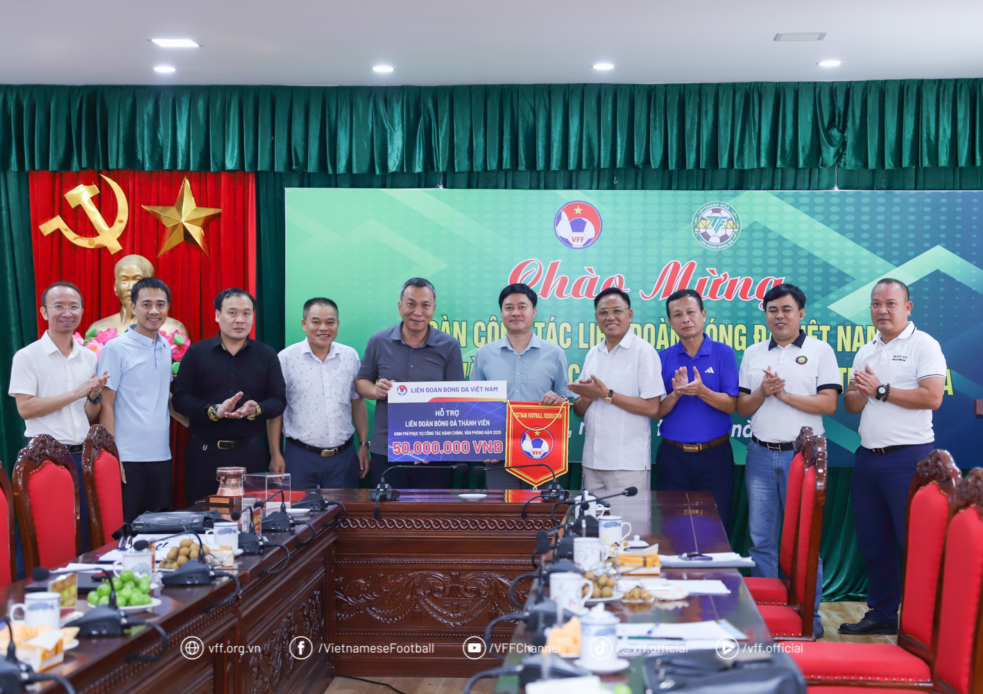 VFF-president besøker Thanh Hoa fotballforbund i håp om å få flere talenter til landslaget - Bilde 5. Chủ tịch VFF thăm LĐBĐ Thanh Hóa, mong có thêm tài năng cho đội tuyển quốc gia- Ảnh 5.