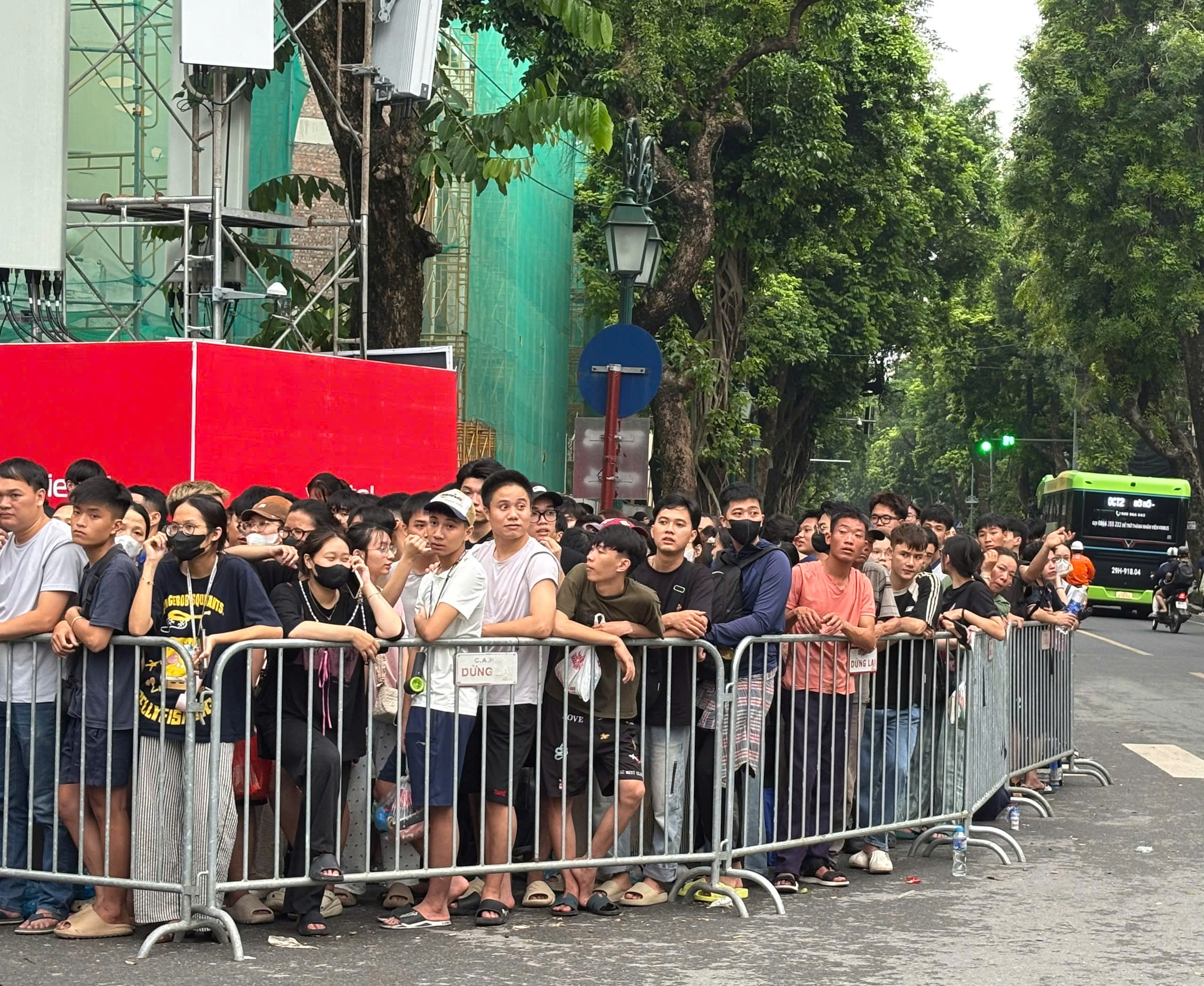 Trắng đêm chờ vé concert ' Việt Nam trong tôi ' giữa Hà Nội mát mẻ - Ảnh 1.