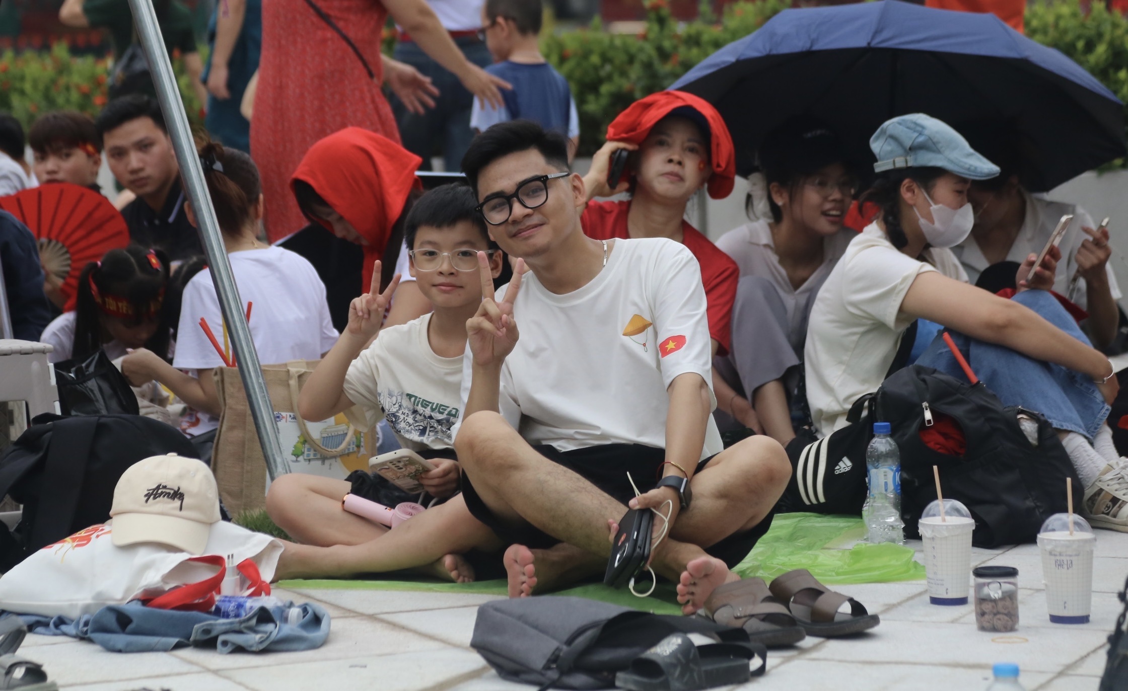 Người dân đợi 8 tiếng để có chỗ đẹp xem tổng hợp luyện tối nay- Ảnh 3.