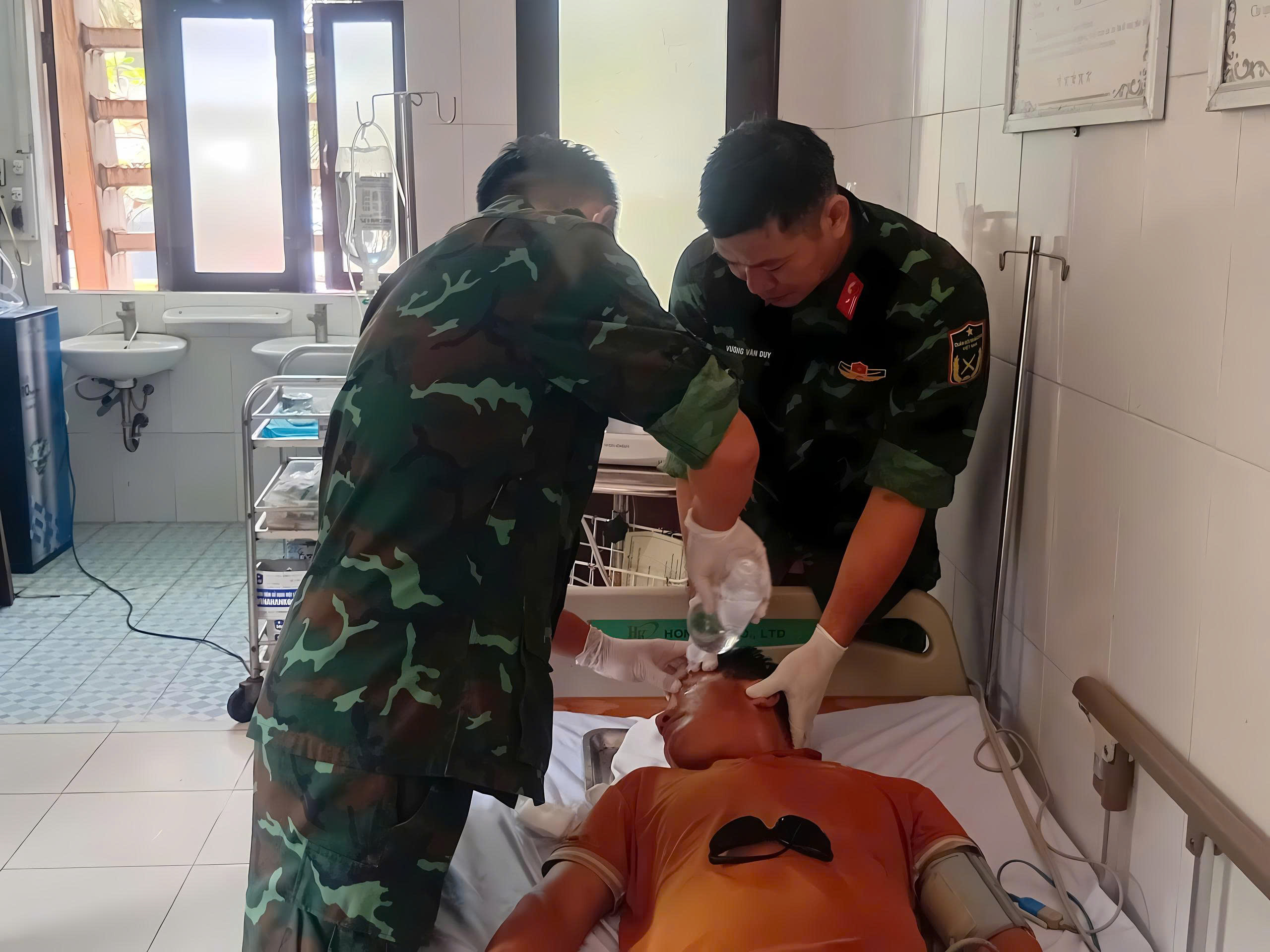 Bệnh xá đảo Trường Sa cấp cứu kịp thời ngư dân bị bỏng mắt  - Ảnh 1.