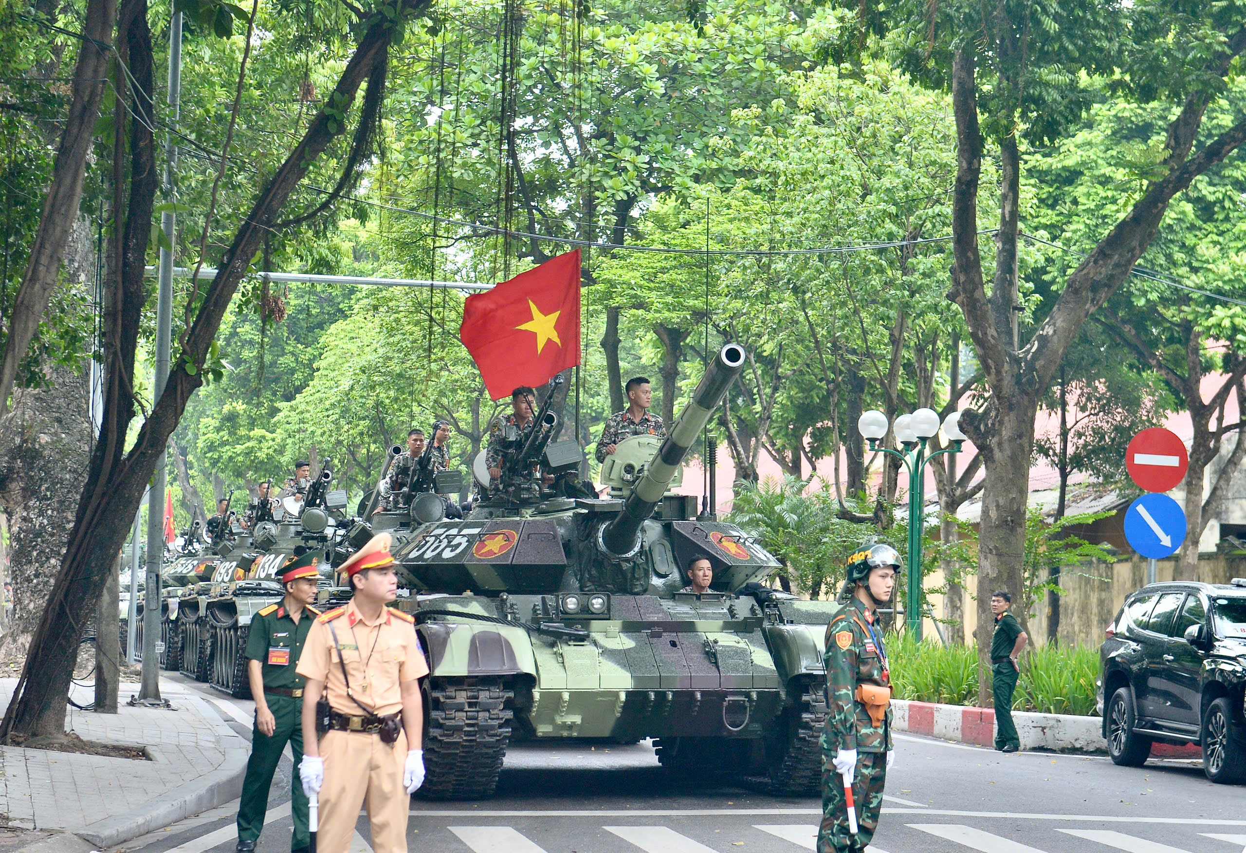 Các khối diễu binh, diễu hành tiến về quảng trường Ba Đình, sẵn sàng trước giờ hợp luyện - Ảnh 9.