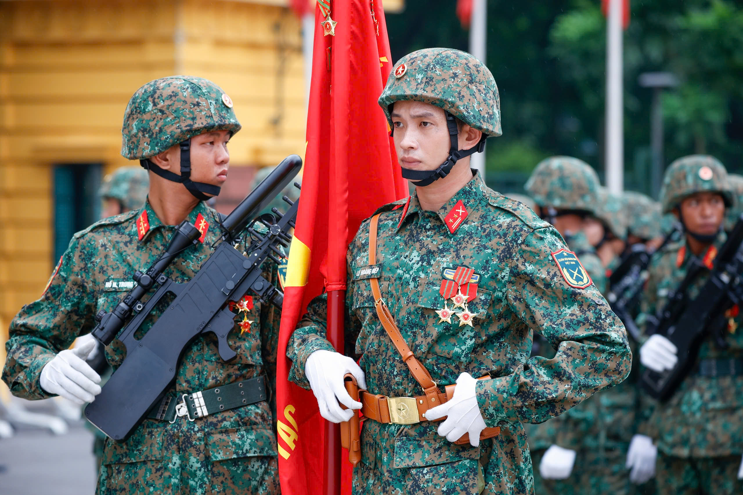 Người dân hò reo, cổ vũ lực lượng tham gia tổng hợp luyện diễu binh - Ảnh 18.