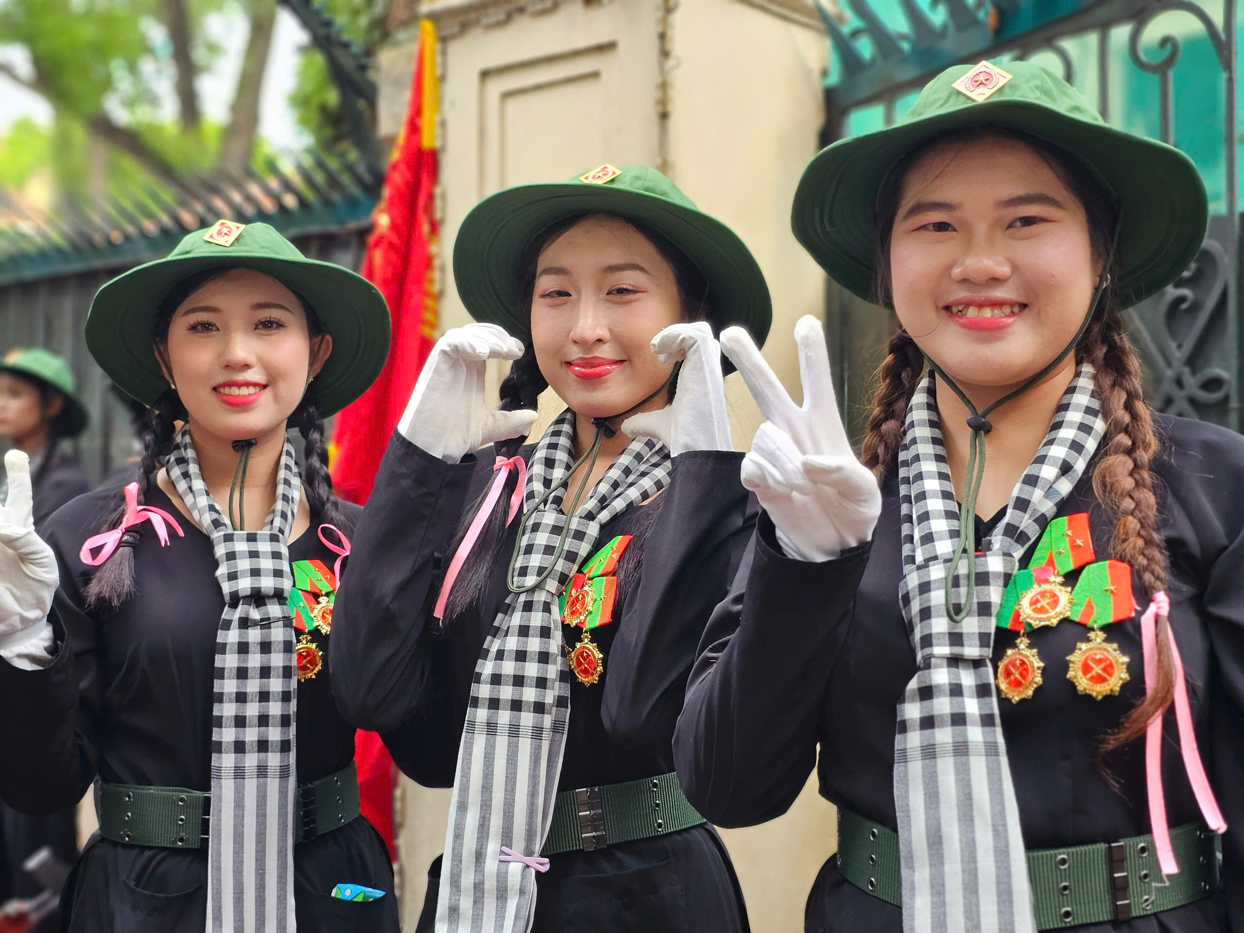 Người dân hò reo, cổ vũ lực lượng tham gia tổng hợp luyện diễu binh - Ảnh 20.