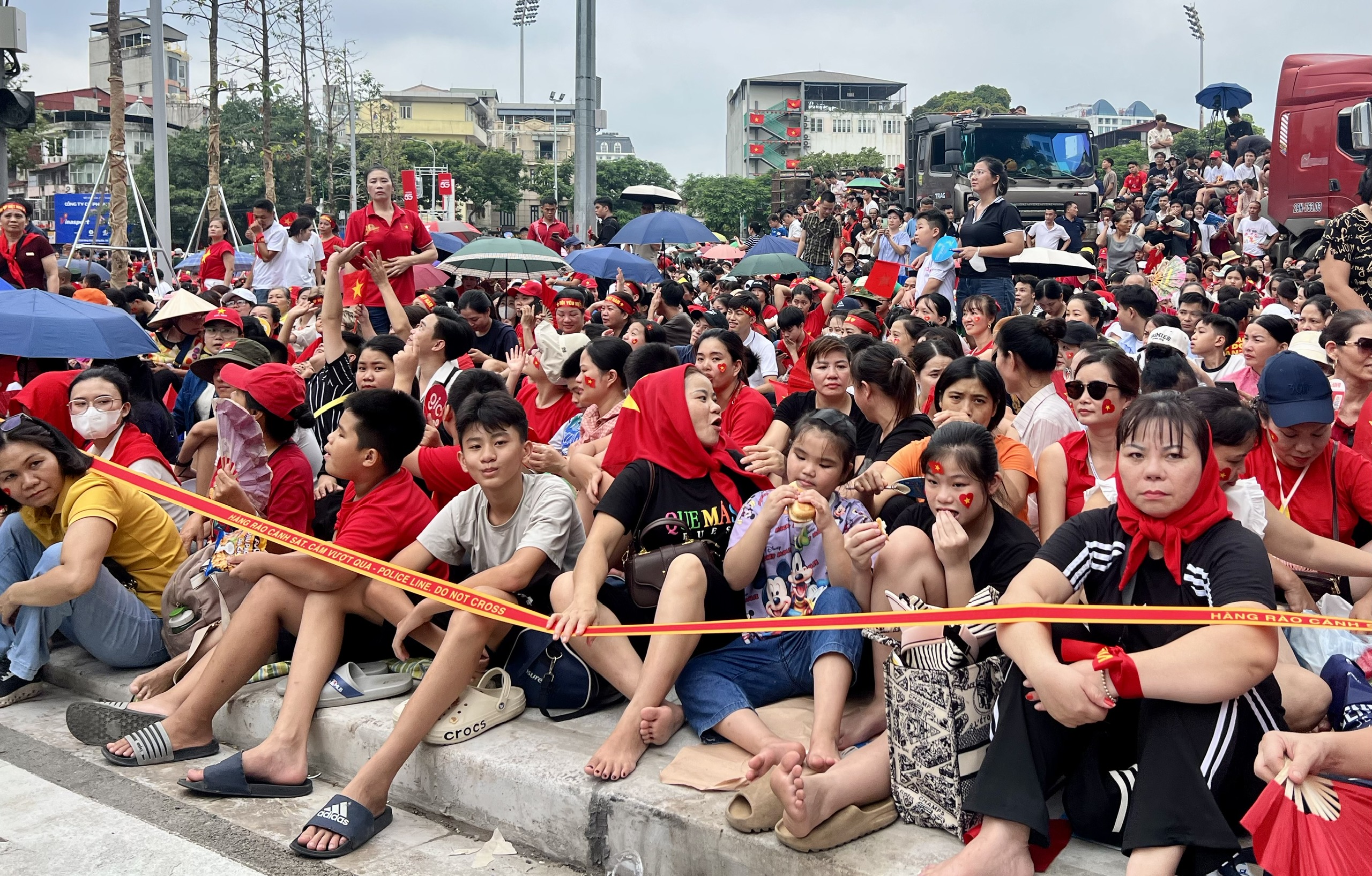 Người dân chọn chỗ đẹp, háo hức đợi từ trưa đến tối để xem tổng hợp luyện - Ảnh 8.