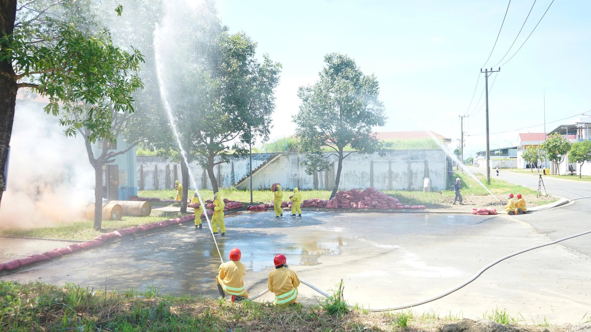 Đà Nẵng huy động lực lượng diễn tập xử lý rò rỉ khí độc ở nhà máy nước - Ảnh 9. Đà Nẵng huy động lực lượng diễn tập xử lý rò rỉ khí độc ở nhà máy nước - Ảnh 9.