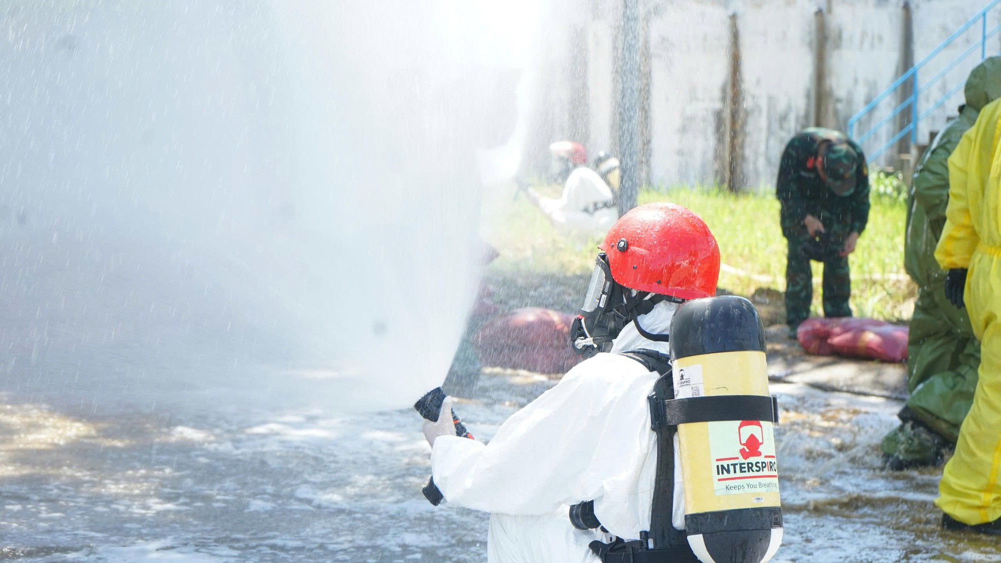 Đà Nẵng huy động lực lượng diễn tập xử lý rò rỉ khí độc ở nhà máy nước - Ảnh 6. Đà Nẵng huy động lực lượng diễn tập xử lý rò rỉ khí độc ở nhà máy nước - Ảnh 6.