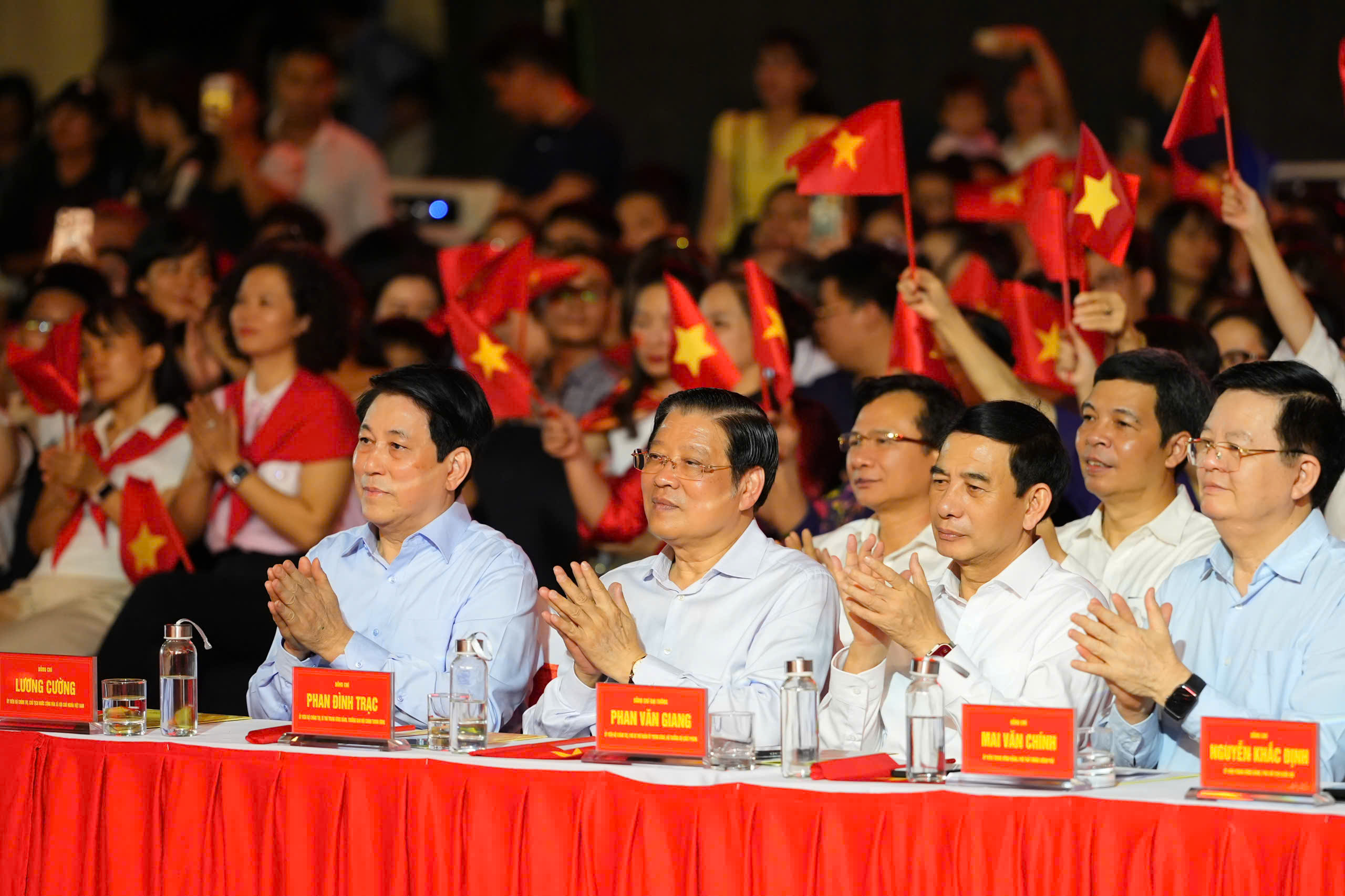 Cầu truyền hình 'Thời cơ vàng' sống lại những khoảnh khắc lịch sử- Ảnh 1. Cầu truyền hình 'Thời cơ vàng' sống lại những khoảnh khắc lịch sử- Ảnh 1.
