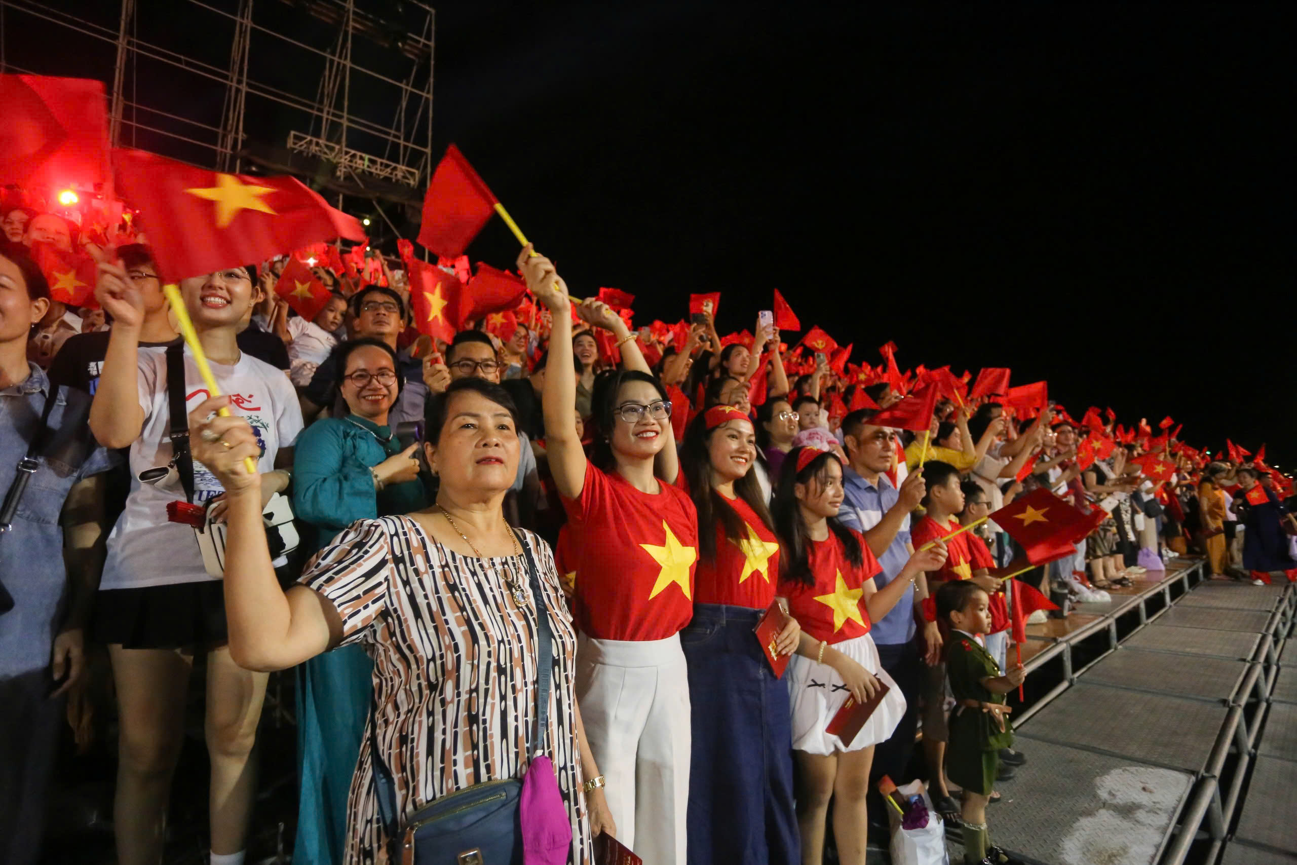 Cầu truyền hình 'Thời cơ vàng' sống lại những khoảnh khắc lịch sử- Ảnh 8. Cầu truyền hình 'Thời cơ vàng' sống lại những khoảnh khắc lịch sử- Ảnh 8.