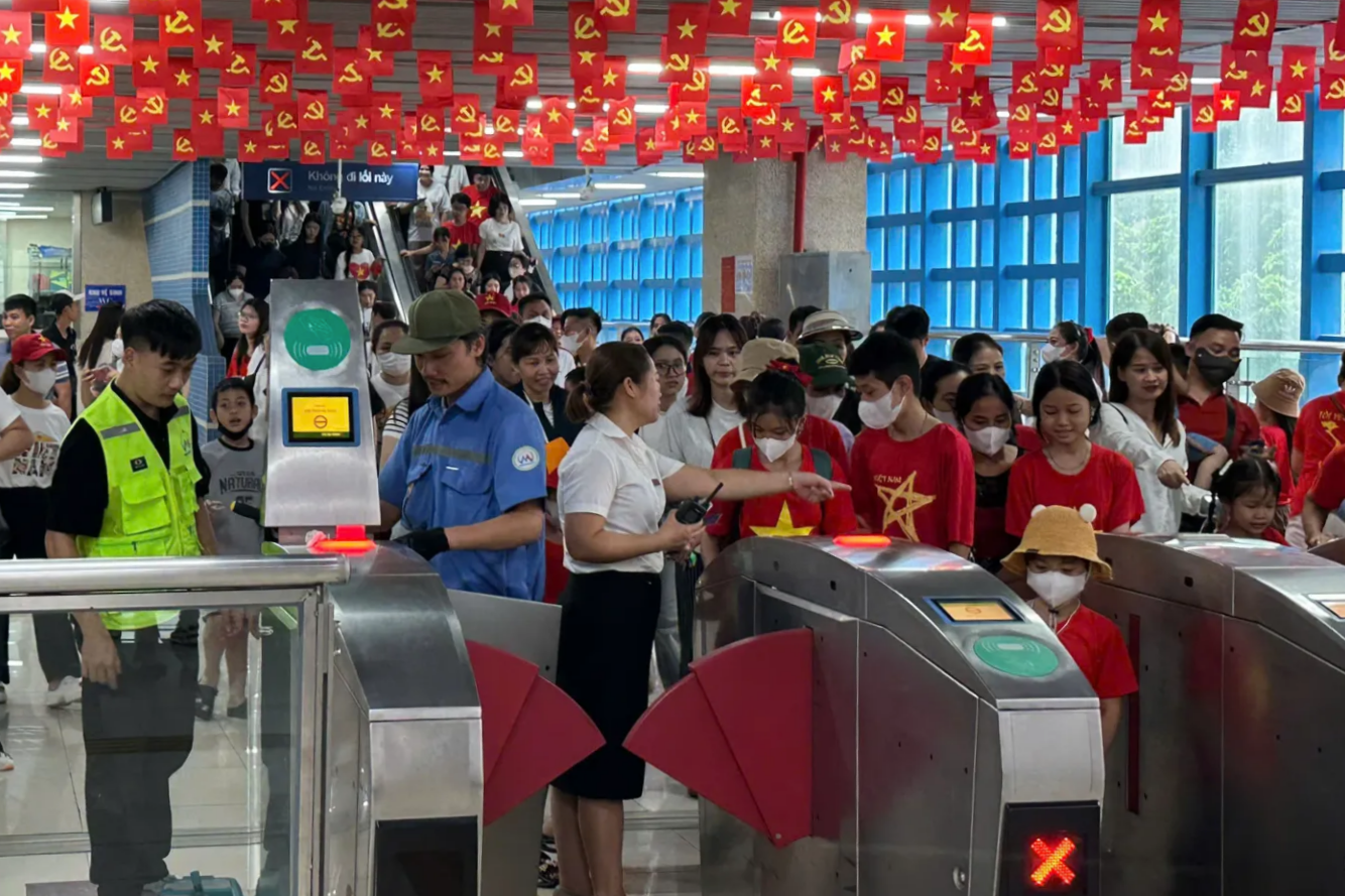 Bất ngờ với lượng hành khách đi tàu điện trong ngày tổng hợp luyện diễu binh - Ảnh 1.