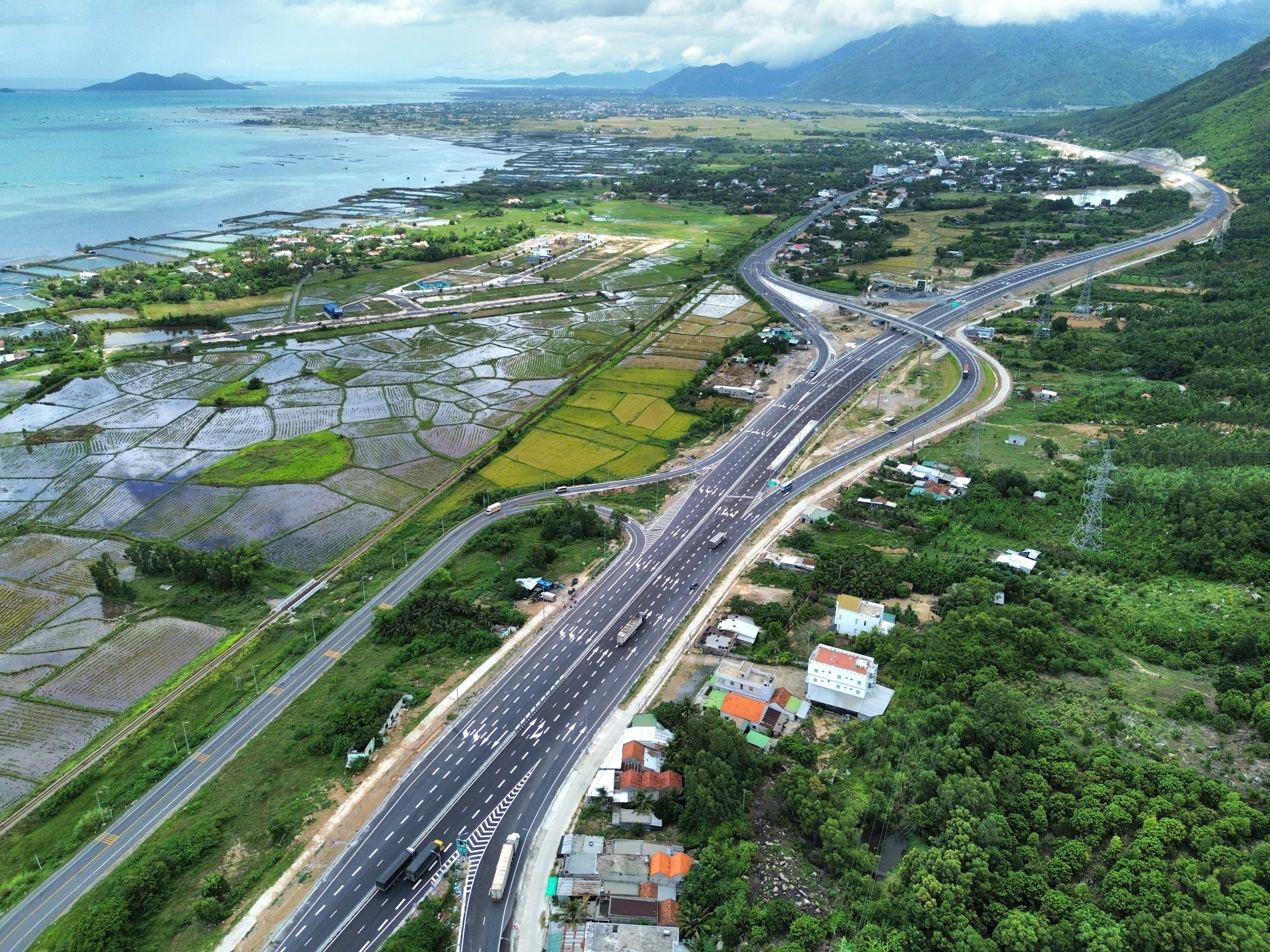 Phấn đấu đưa cao tốc Vân Phong - Nha Trang vào khai thác dịp Quốc khánh 2.9- Ảnh 1. Phấn đấu đưa cao tốc Vân Phong - Nha Trang vào khai thác dịp Quốc khánh 2.9- Ảnh 1.