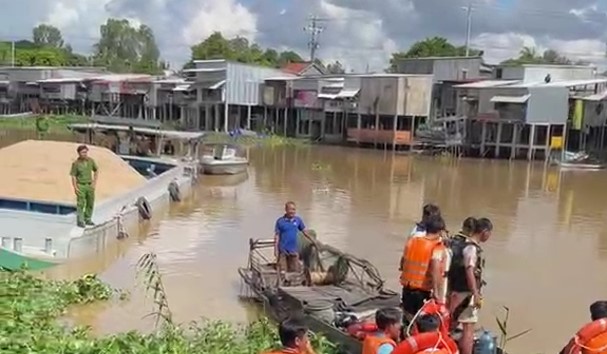 Đồng Tháp: Gần 9 giờ tìm kiếm thiếu niên 17 tuổi bị đuối nước- Ảnh 2. Đồng Tháp: Gần 9 giờ tìm kiếm thiếu niên 17 tuổi bị đuối nước- Ảnh 2.