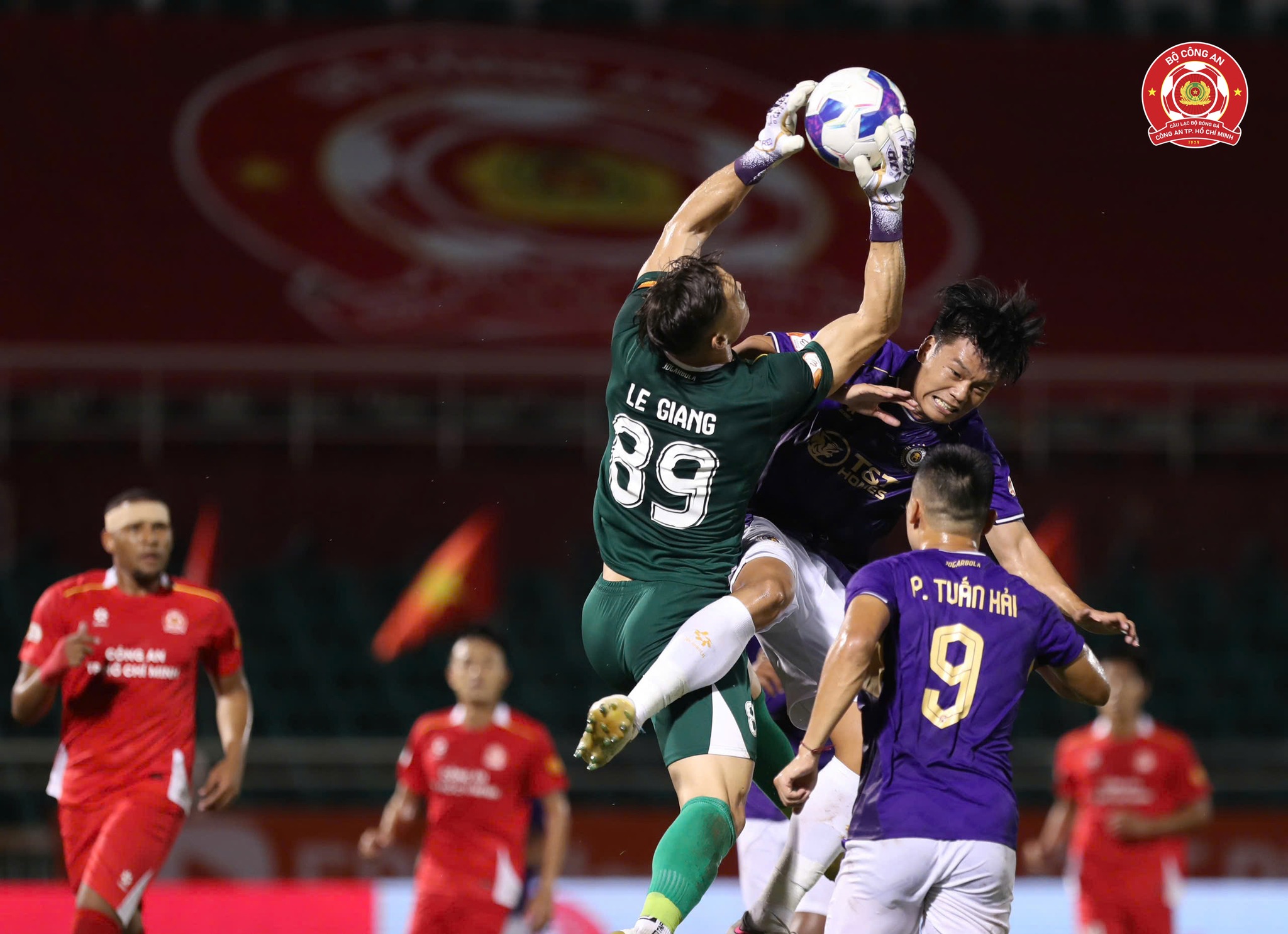 VTV không còn trắng sóng V-League nhờ đàm phán thành công với FPT: Trận HAGL, Nam Định phát ở đâu?- Ảnh 3. VTV không còn trắng sóng V-League nhờ đàm phán thành công với FPT: Trận HAGL, Nam Định phát ở đâu?- Ảnh 3.