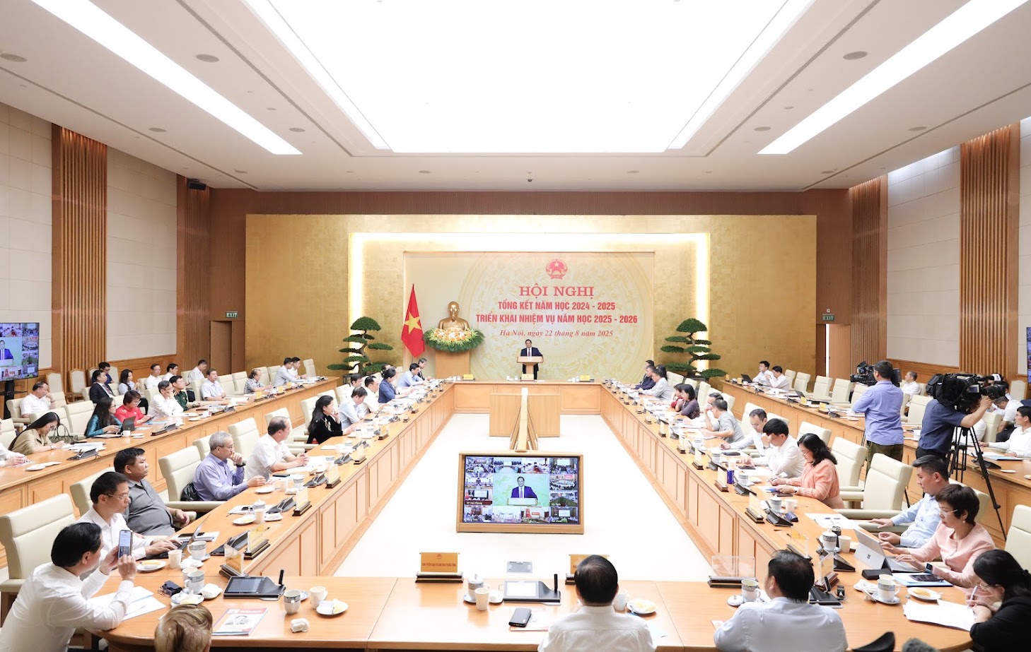 De premier heeft verzocht de situatie van het lerarentekort opnieuw te onderzoeken, maar de werving van personeel is nog niet afgerond - Foto 2. Thủ tướng yêu cầu xem lại tình trạng thiếu giáo viên nhưng biên chế chưa tuyển dụng  - Ảnh 2.