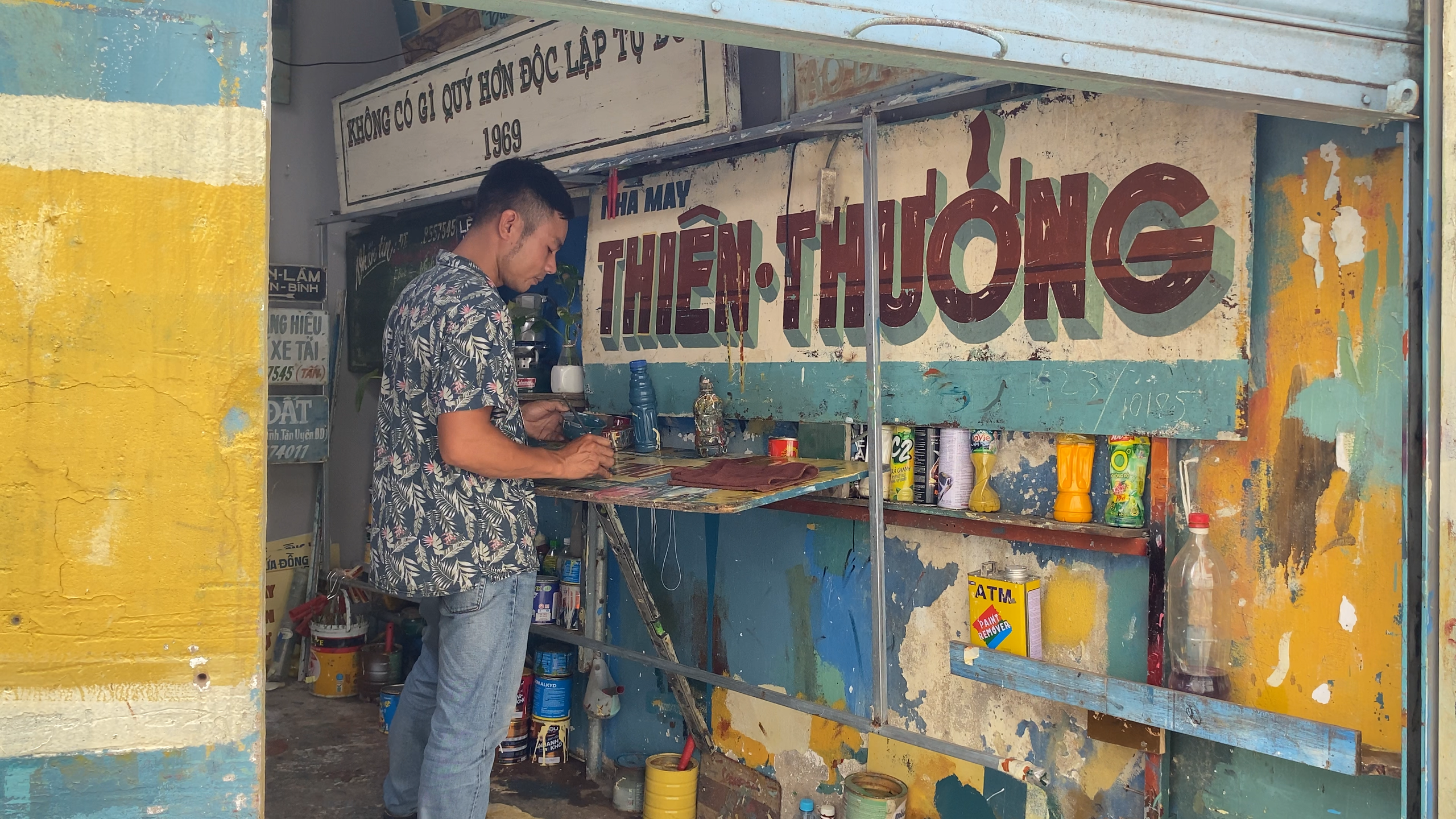 Giữ g&igrave;n n&eacute;t đẹp S&agrave;i G&ograve;n xưa qua nghề vẽ bảng hiệu của anh Ho&agrave;ng Đức Thuy&ecirc;n - Ảnh 1.