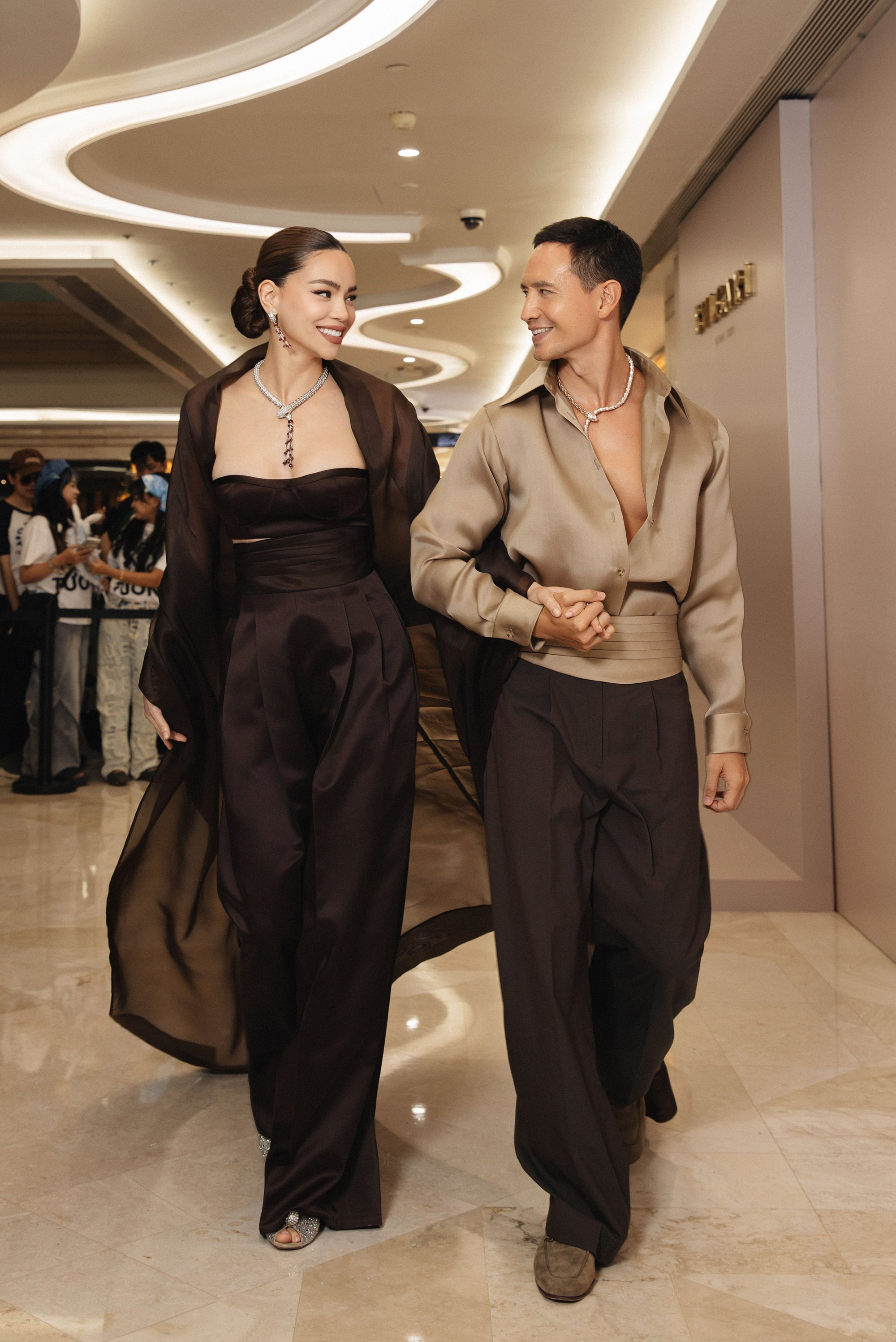 Vợ chồng Hồ Ngọc Hà - Kim Lý diện nữ trang gần 30 tỉ đồng- Ảnh 4.