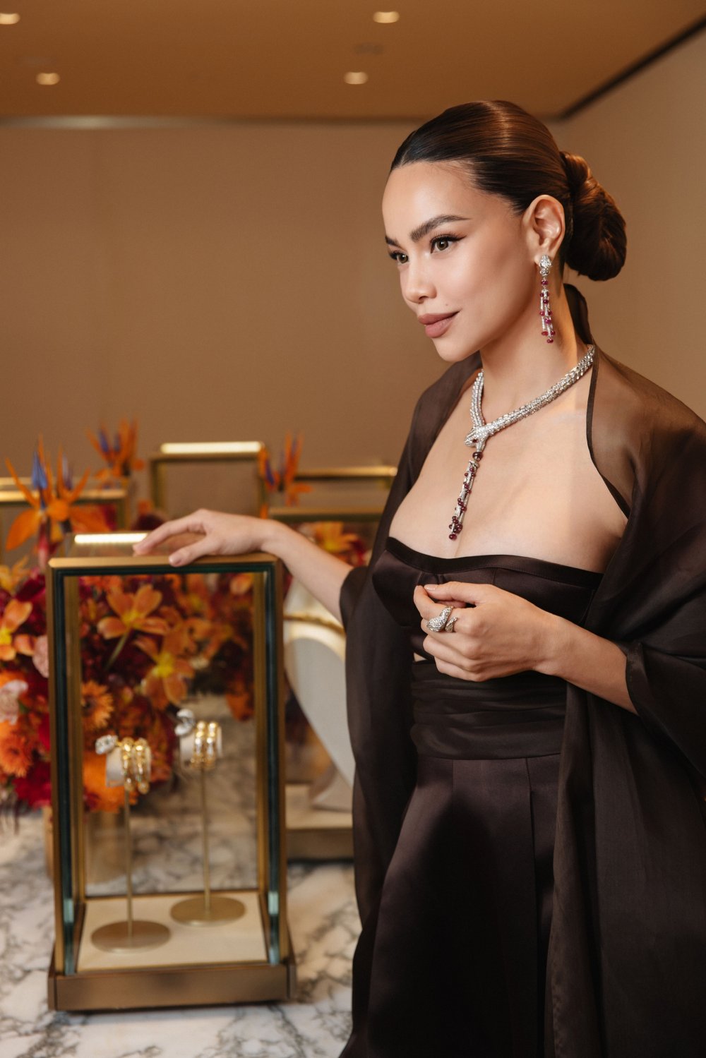 Vợ chồng Hồ Ngọc Hà - Kim Lý diện nữ trang gần 30 tỉ đồng- Ảnh 2.