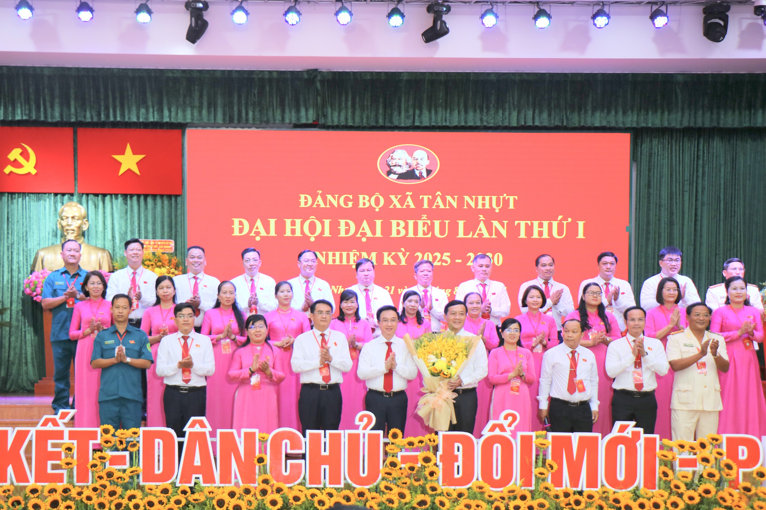 Đại hội xã Tân Nhựt - Ảnh 2.