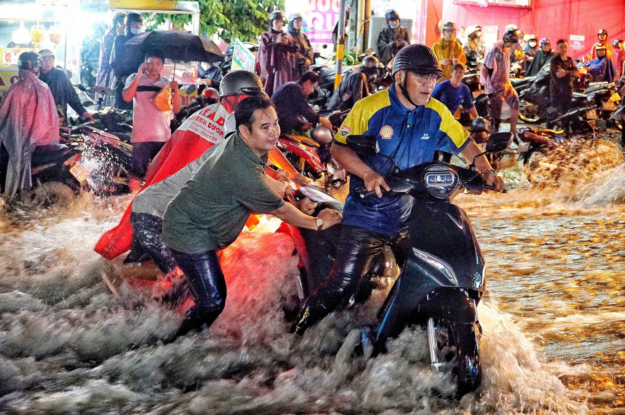 Bão số 5 di chuyển nhanh và khó lường- Ảnh 1.